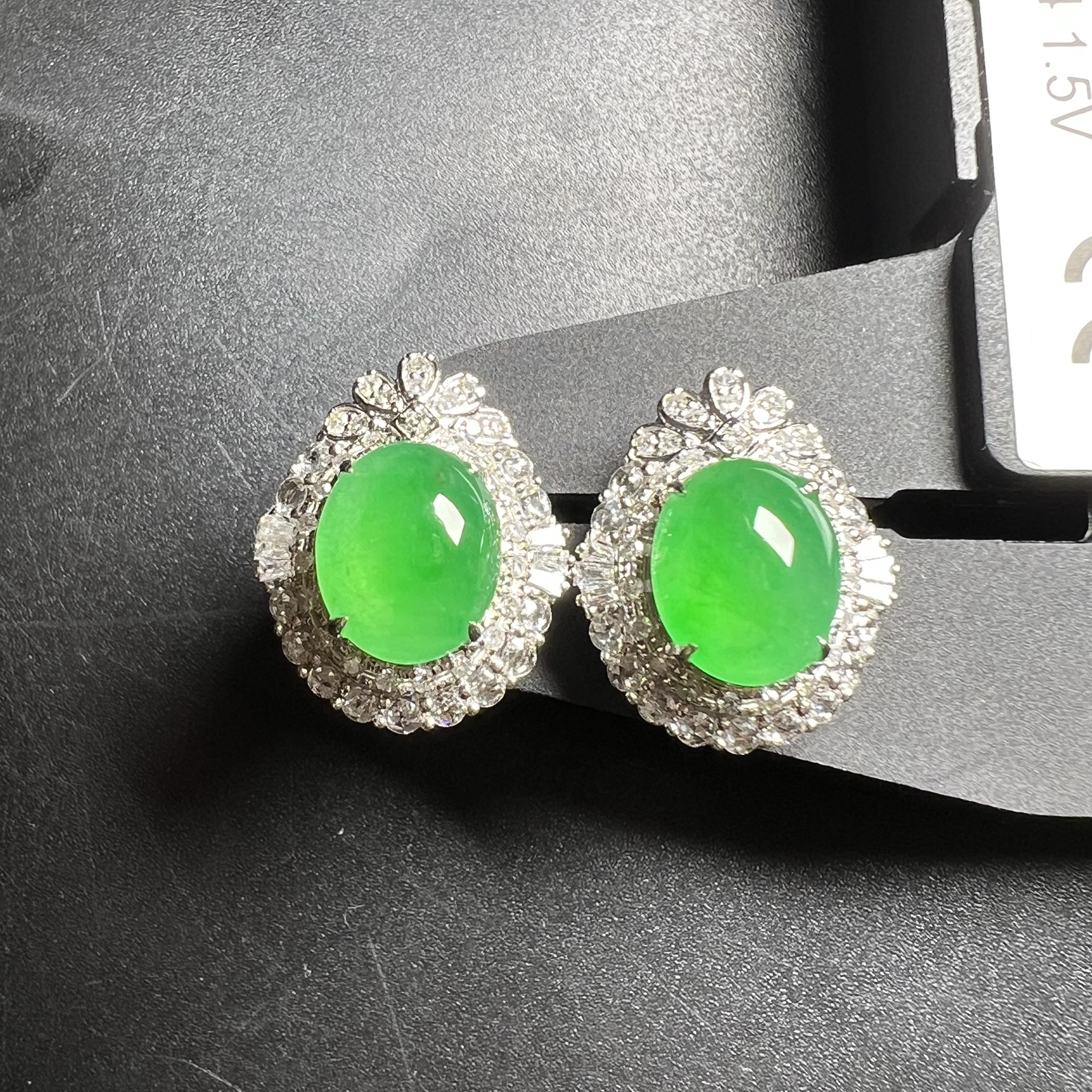 满绿蛋面耳钉整体尺寸17.7*15*10.5 裸石尺寸10*8.3*4.5