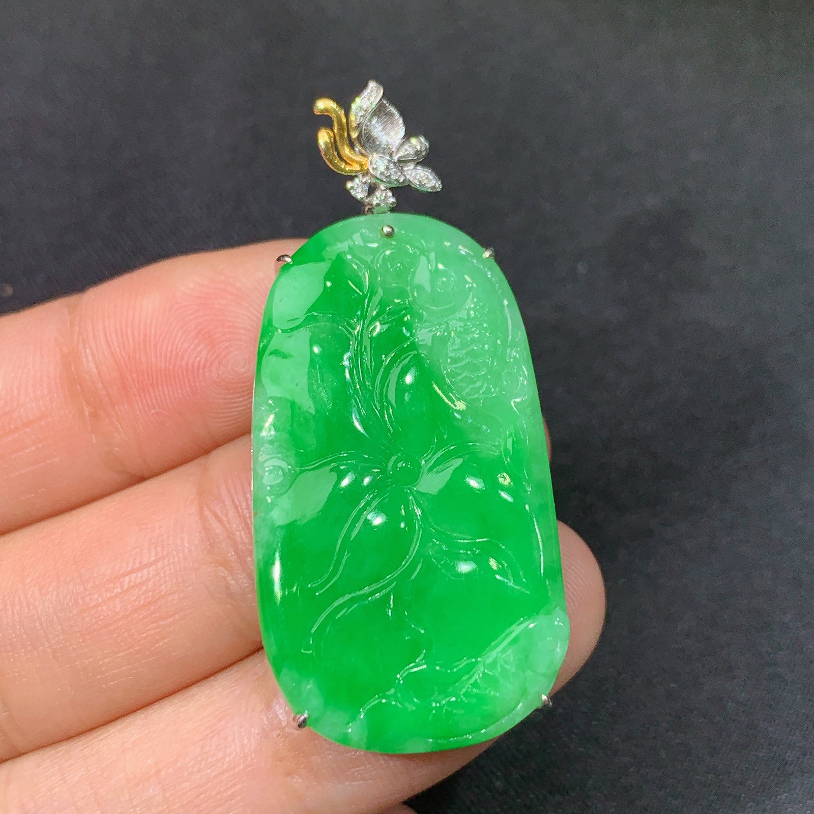 阳绿荷叶鱼吊坠，18k金镶嵌，冰润色阳，玉质细腻，种水足 尺寸43.7*20*4.6