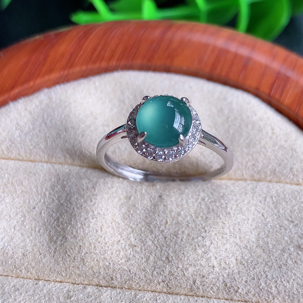 冰晴水精美蛋面翡翠戒指  玉质细腻  冰清玉润  飘花灵动  颜色漂亮  W481.8  内径尺寸：