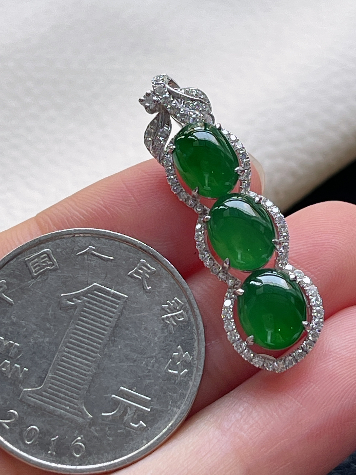 18k金翡翠冰糯种满绿四季豆挂件