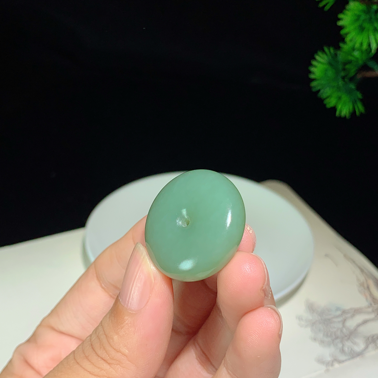 和田玉且末蓝平安扣。尺寸28.0/11.7，玉质细腻油润 脂粉好，品质好！