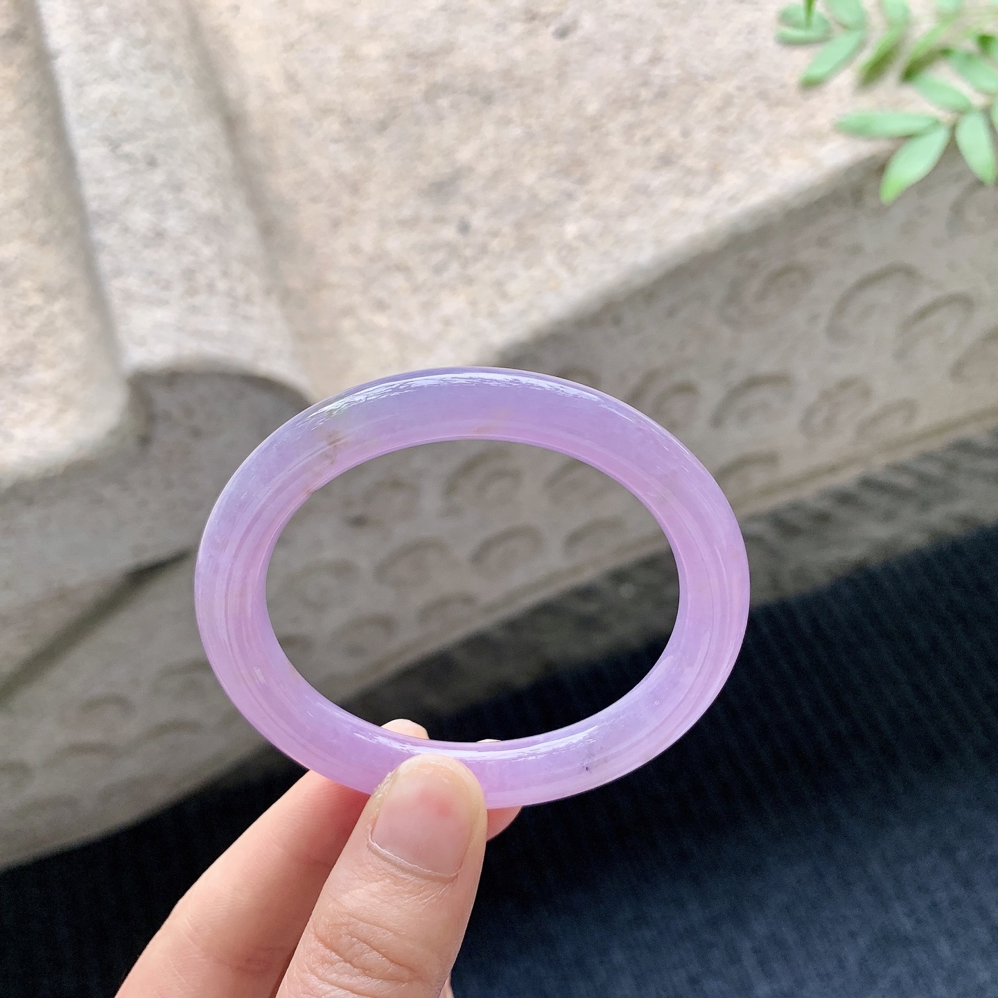 贵妃51 52 【圈口】52.7/47/8.6/8.7 【编码】T3041047 【描述】冰糯艳紫，水润，种老，细腻，无纹裂