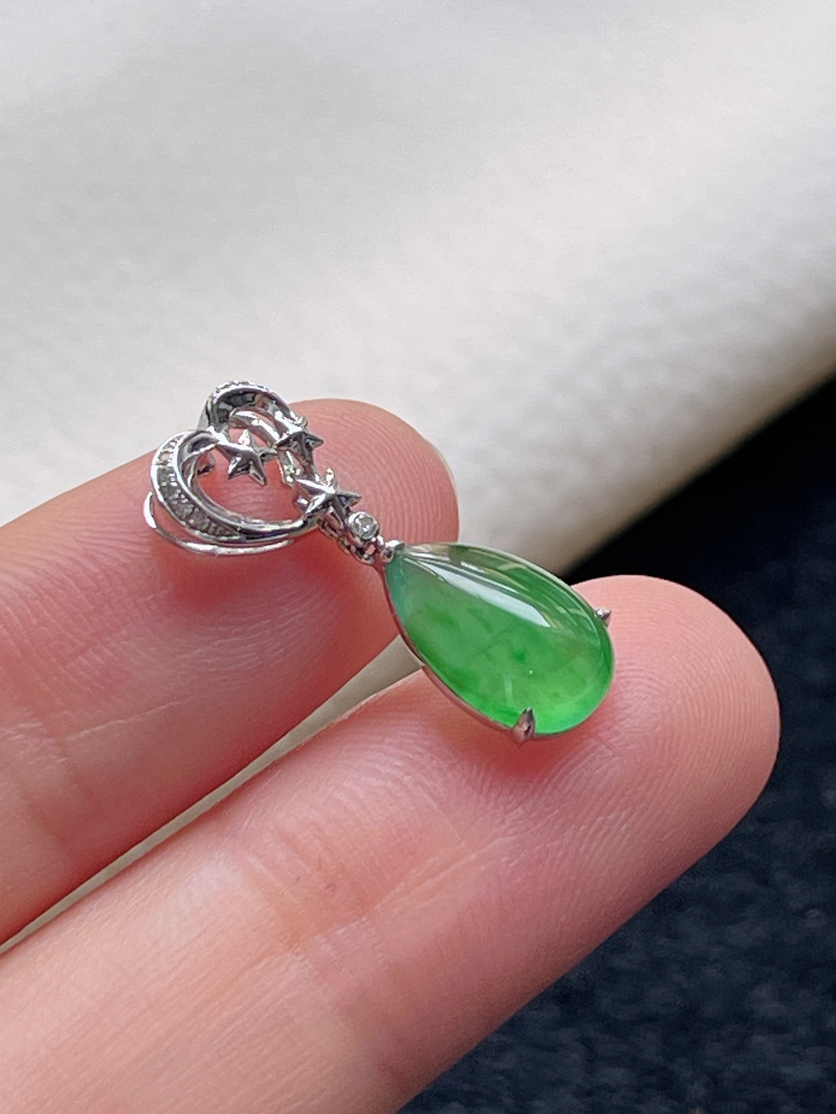 18k金翡翠冰糯种浅绿色飘花挂件