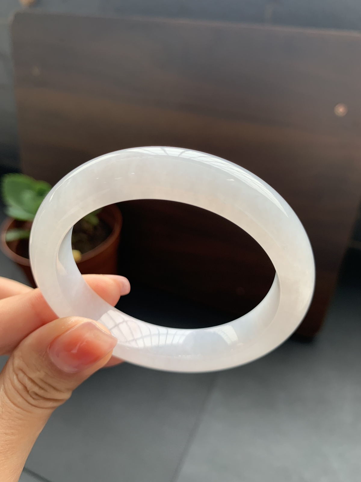 冰种细腻白月光手镯，圈口51-12.1-8.1，胶感十足，透手感极强，种水货，经典白月光干净清爽冰透