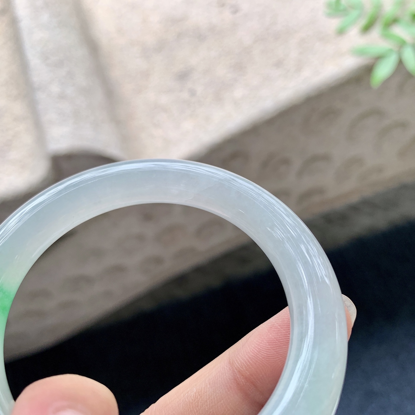 圆条49 50 【圈口】50.5/9.3/9.4 【编码】LH041035 【描述】糯冰飘阳绿，水润，种老，细腻，打灯有棉线