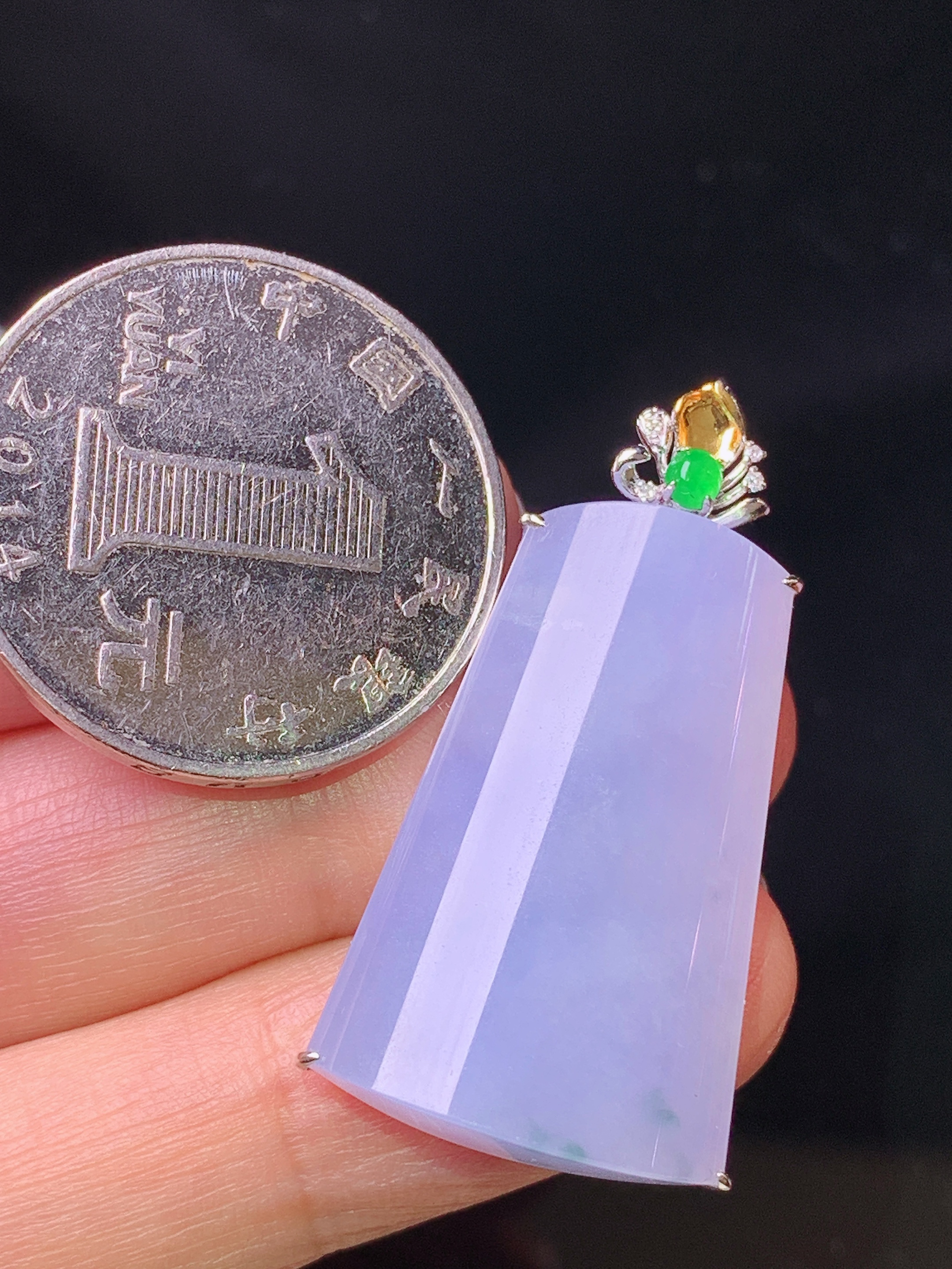 18k金钻镶嵌紫罗兰玉柱吊坠 玉质细腻 色泽艳丽清新 水润亮眼 整体尺寸36*17.8*8.3x5