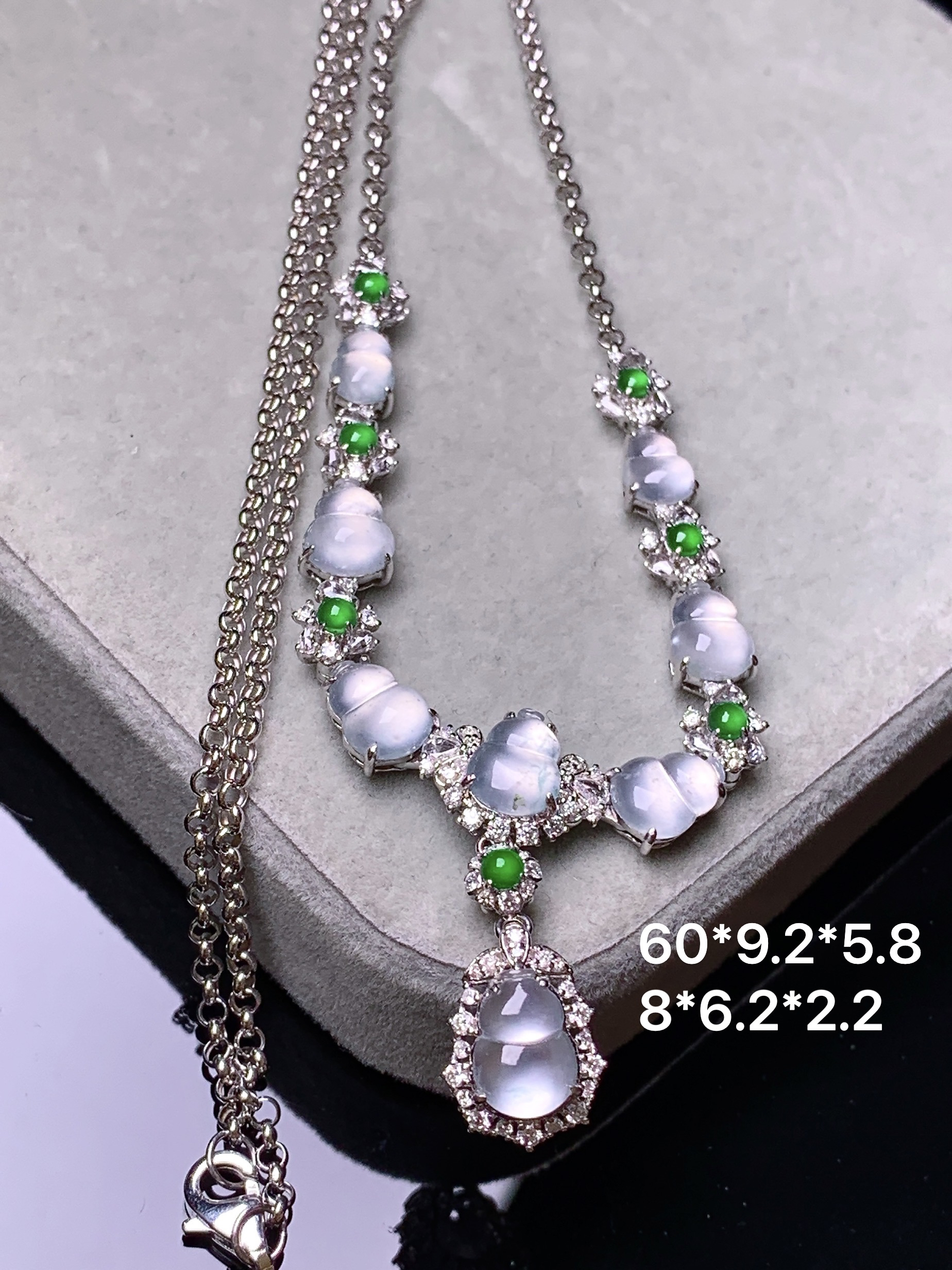 18k金钻镶嵌冰种葫芦锁骨项链 玉质细腻 色泽艳丽清新 水润亮眼 整体尺寸60*9.2*5.8m5