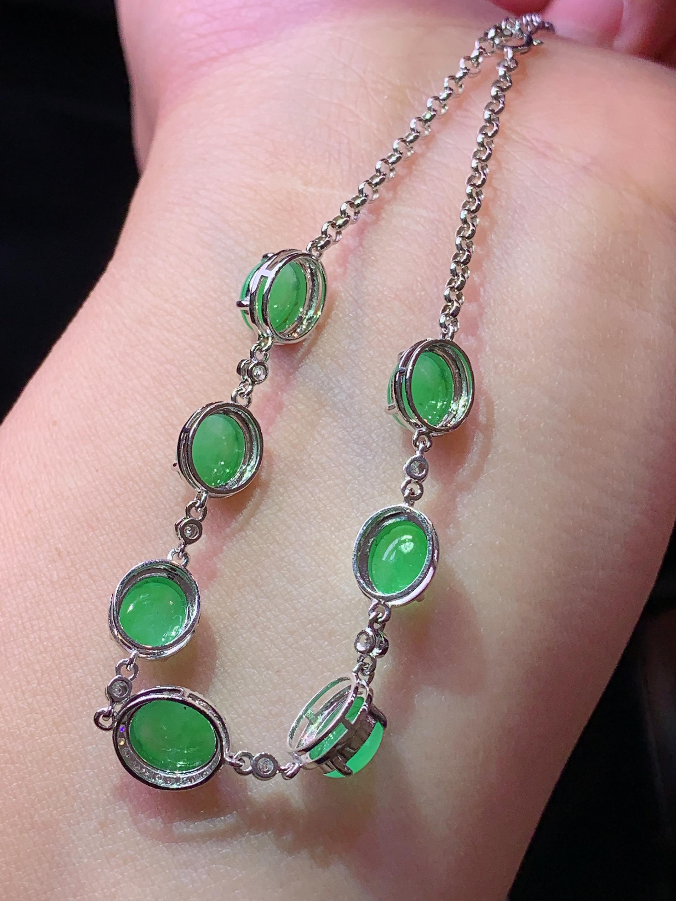 18k金钻镶嵌满绿蛋面手链 玉质细腻 色泽艳丽清新 水润亮眼 整体尺寸160*7.5*5.2b2