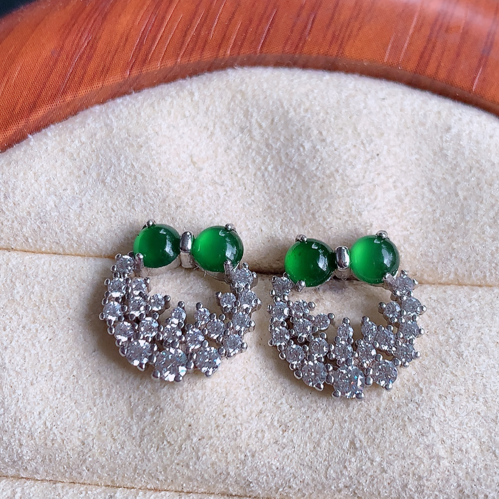 冰满绿翡翠925银镶嵌耳钉，自然光实拍，翠色灵动，颜色漂亮，种老水足，品相佳，佩戴佳品！W502.8  取一整体尺寸：13.5-12.5-3.2mm  裸石尺寸：4mm