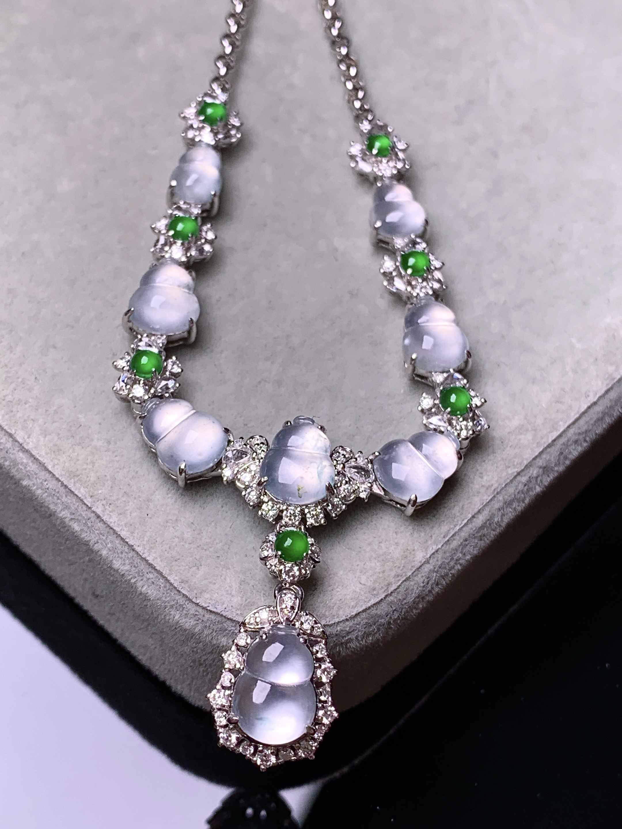 18k金钻镶嵌冰种葫芦锁骨项链 玉质细腻 色泽艳丽清新 水润亮眼 整体尺寸60*9.2*5.8m5