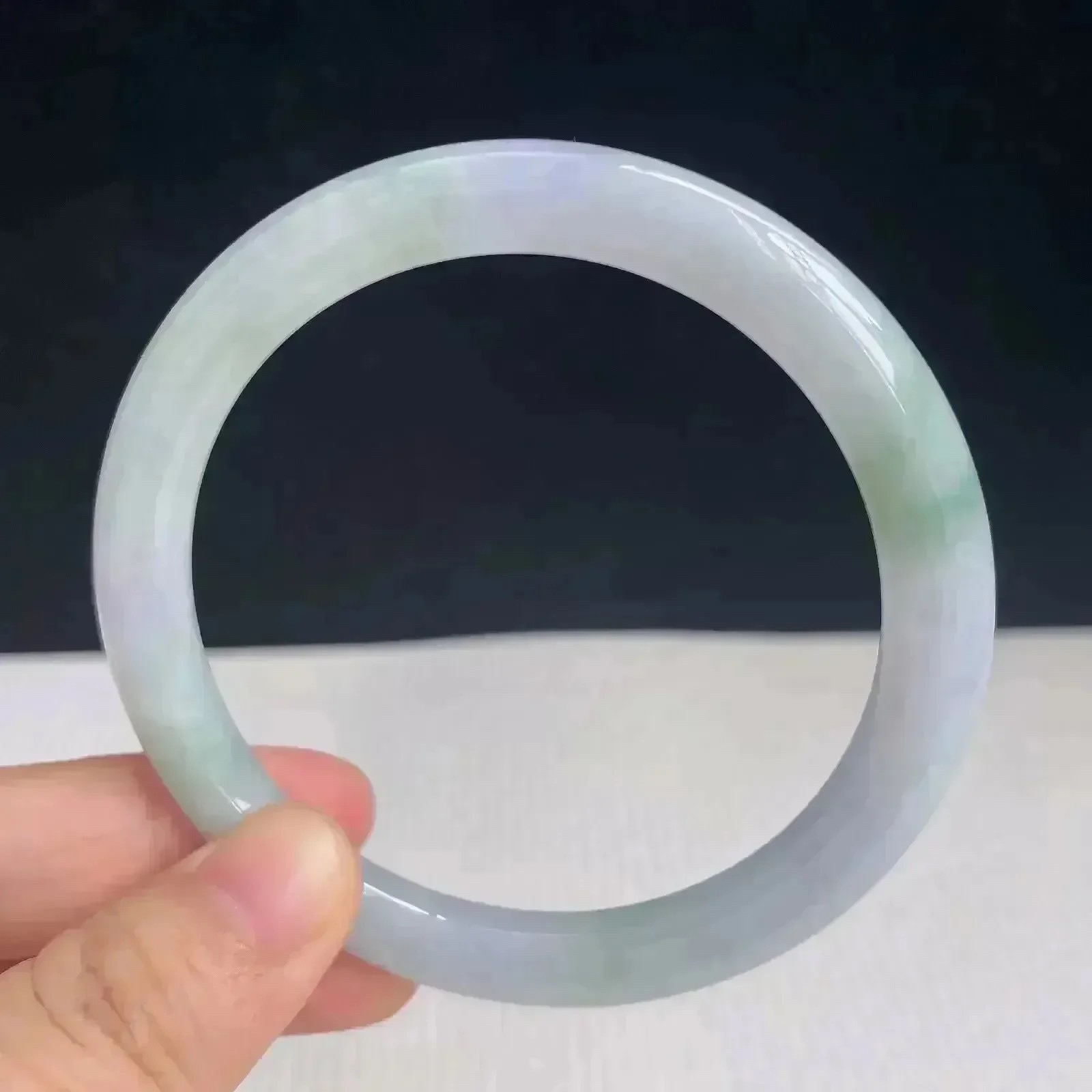 59mm自然光拍摄天然翡翠飘绿好种水圆条手镯 37.26克