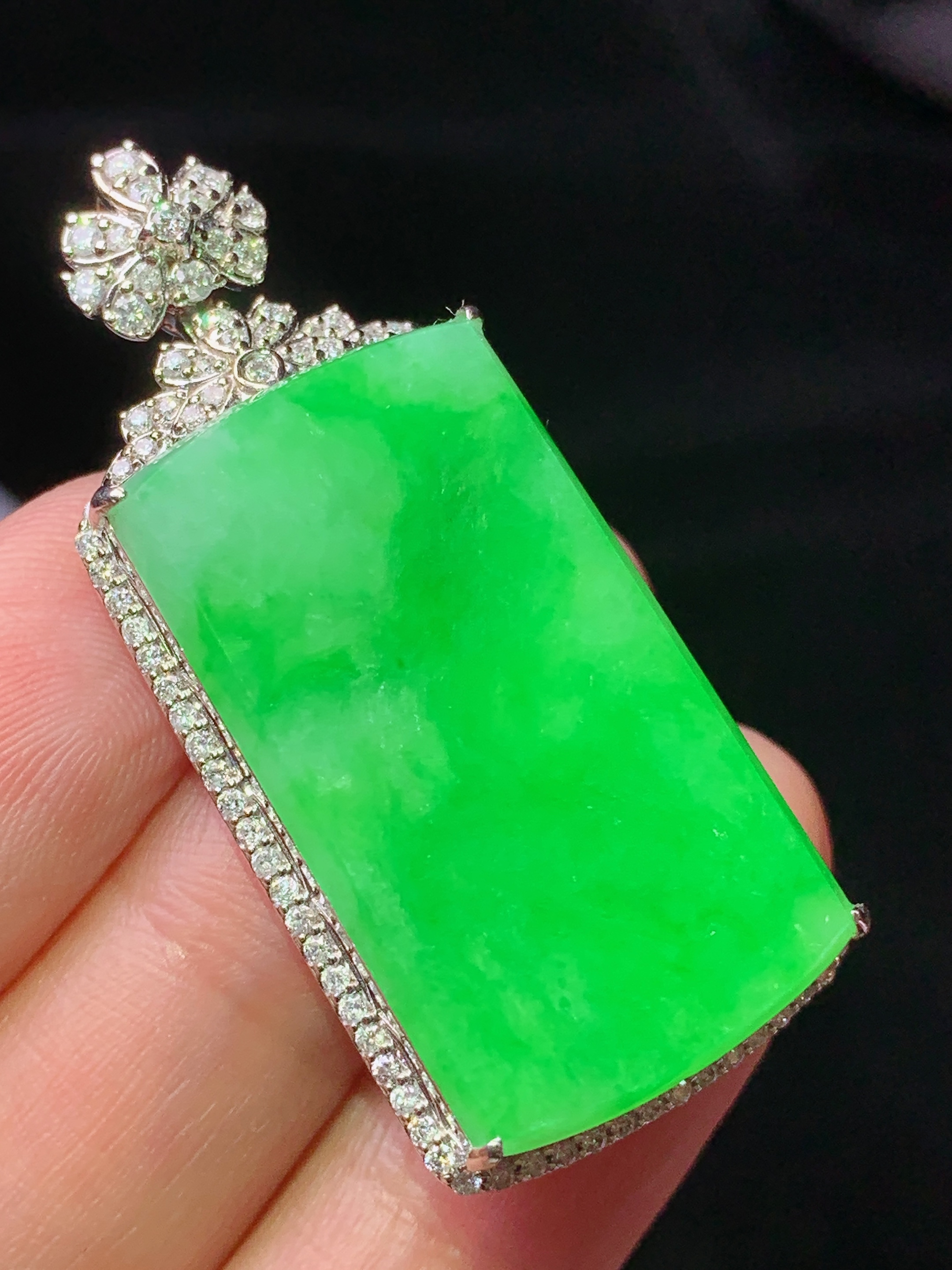 18k金钻镶嵌翠绿无事牌吊坠 玉质细腻 色泽艳丽清新 水润亮眼 整体尺寸42.3*19*8j2