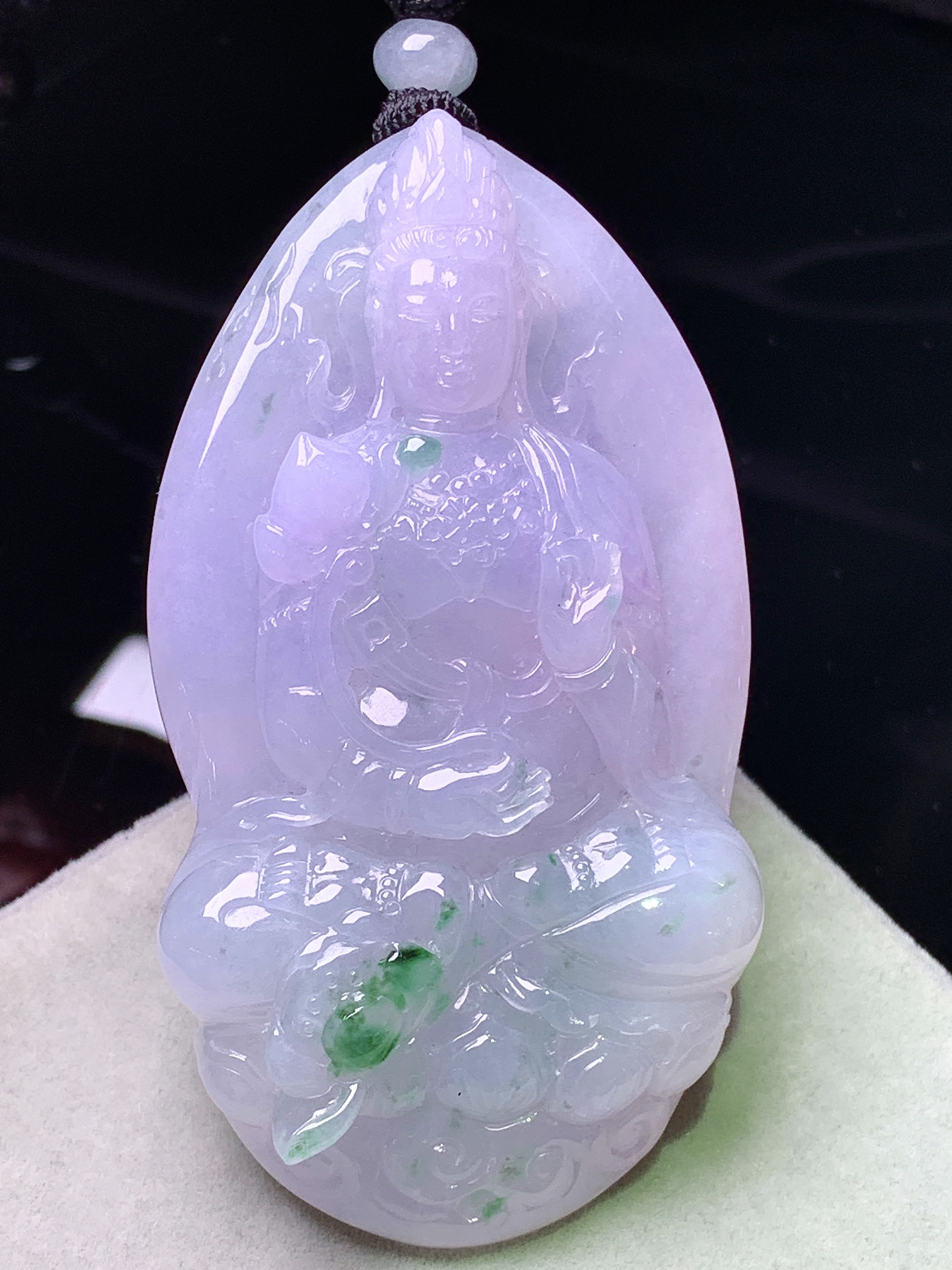 淡紫罗兰飘绿观音菩萨吊坠 玉质细腻 色泽艳丽清新 水润亮眼 整体尺寸70.5*38.3*10w1