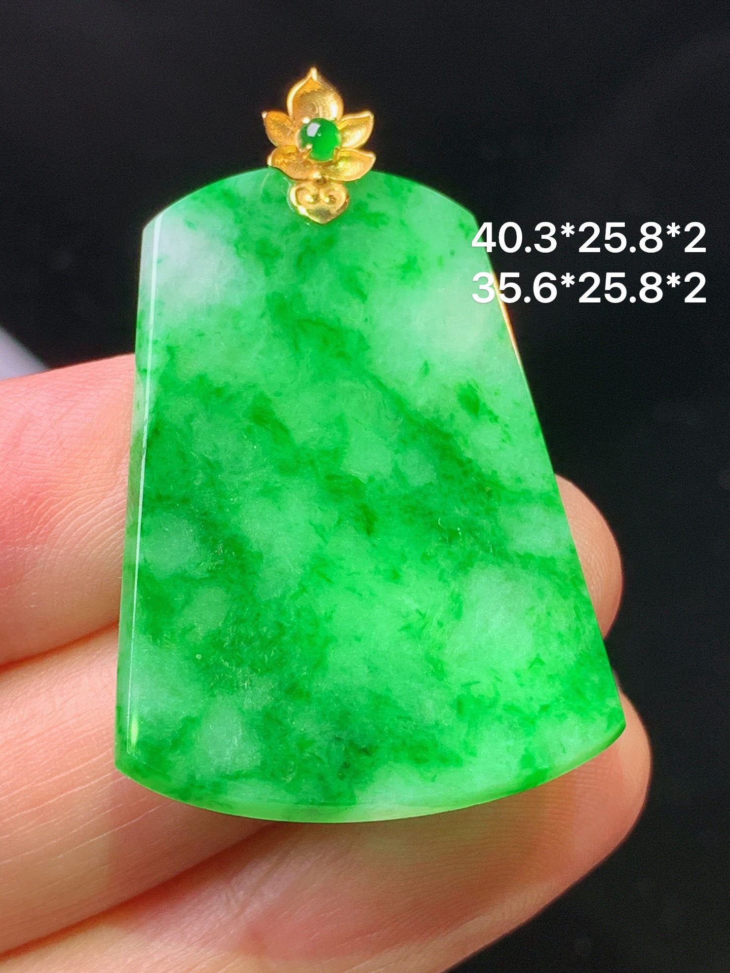 18k金镶嵌翠绿无事牌吊坠 玉质细腻 色泽艳丽清新 水润亮眼 整体尺寸40.3*25.8*2m1
