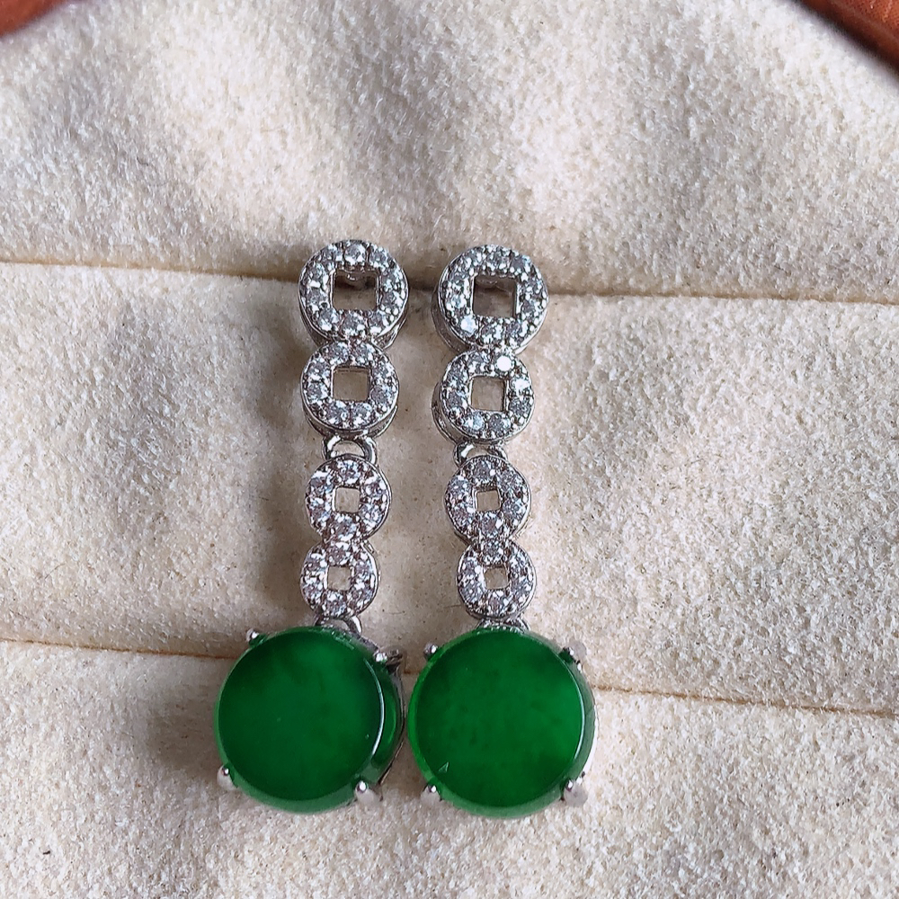 冰满绿翡翠925银镶嵌耳钉，自然光实拍，翠色灵动，颜色漂亮，种老水足，品相佳，佩戴佳品！W481.8  取一整体尺寸：25.8-8-4.3mm  裸石尺寸：8mm