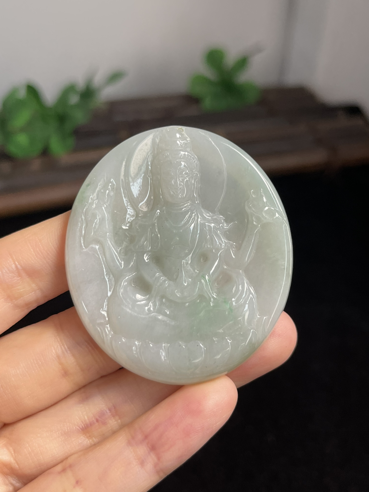 翡翠糯化种淡绿色挂件