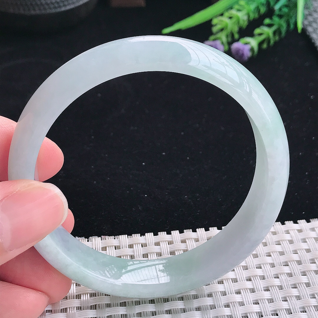 实拍A货翡翠59.5/13.8/7.6老坑秀气冰润浅绿手镯宽边玉镯平安镯美人镯