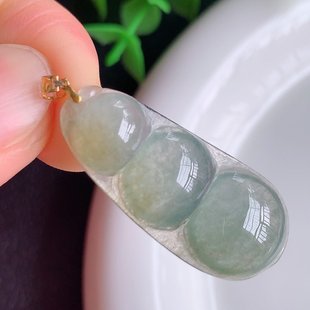 冰润飘黄翡福豆翡翠挂件，老种飘花  冰清玉洁  胶感十足  寓意“四季平安，福气满满”颜色鲜艳，清新自然，饱满通透   W49.8  尺寸：32.2-14-5mm