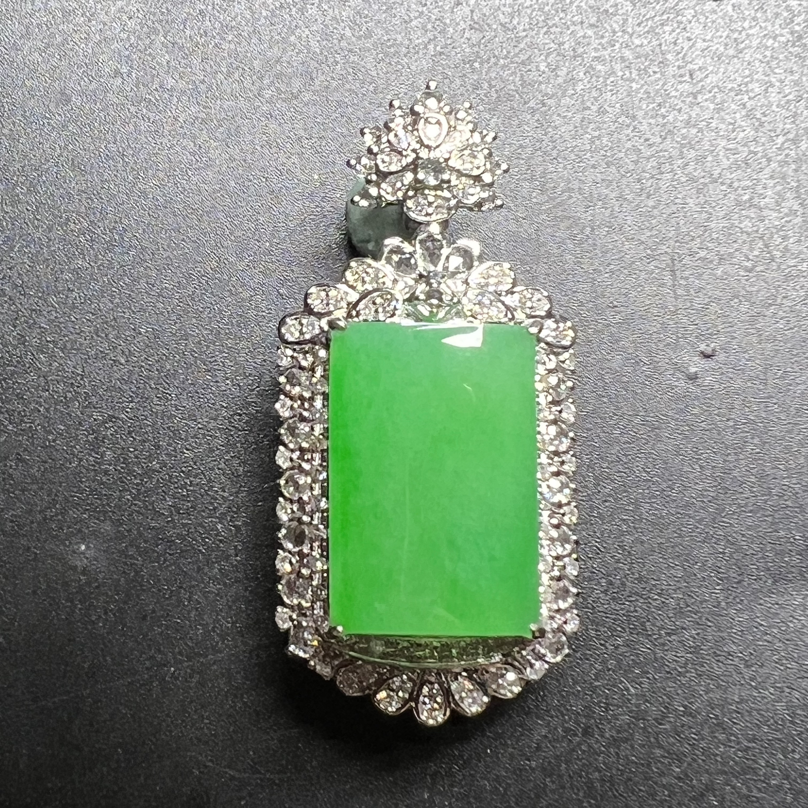 满绿平安无事牌整体尺寸39.6*18.7*12.3 裸石尺寸18.9*13*4