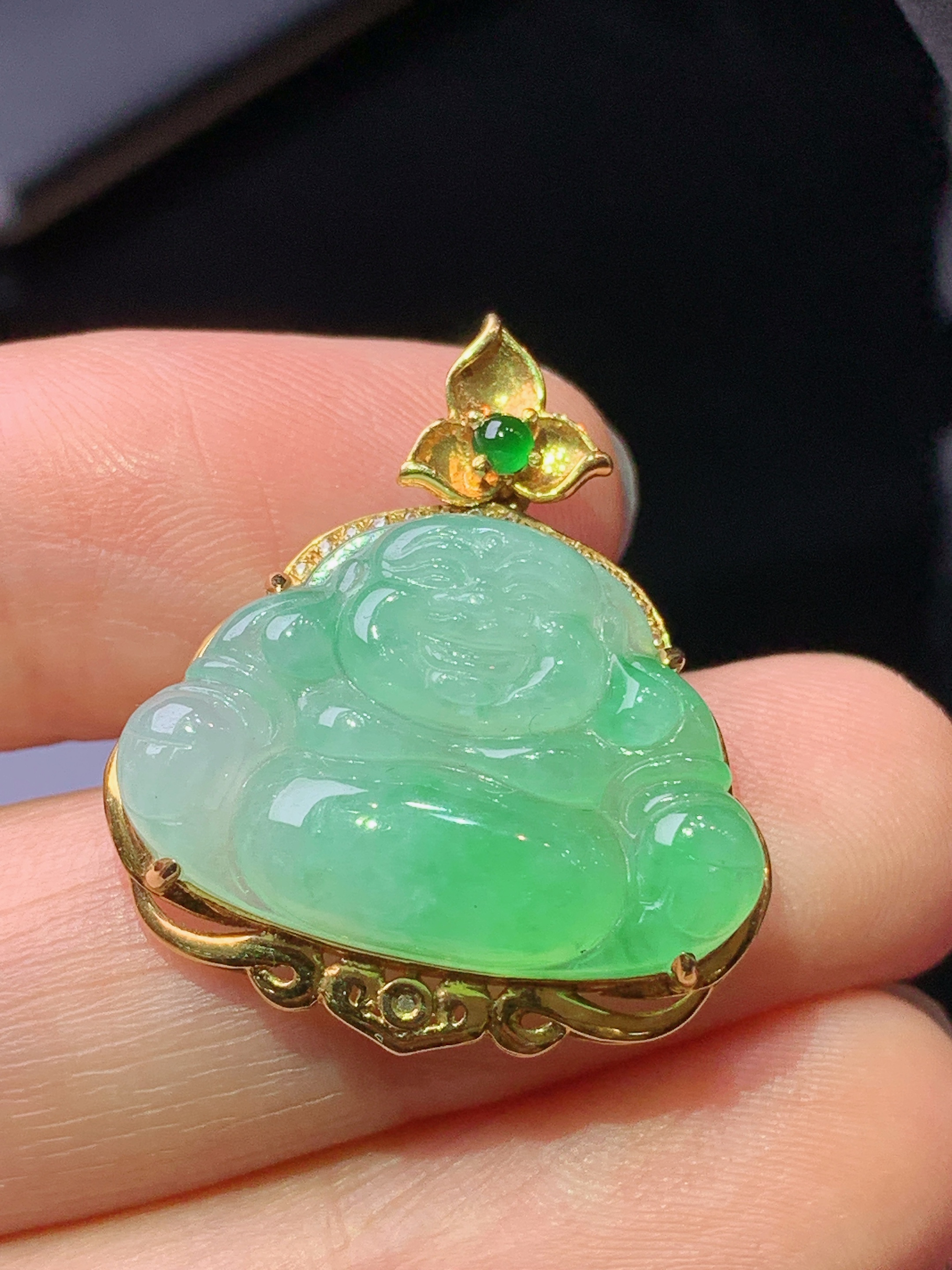 18k金钻镶嵌翠绿佛公吊坠 玉质细腻 色泽艳丽清新 水润亮眼 整体尺寸26*23*7.2m1