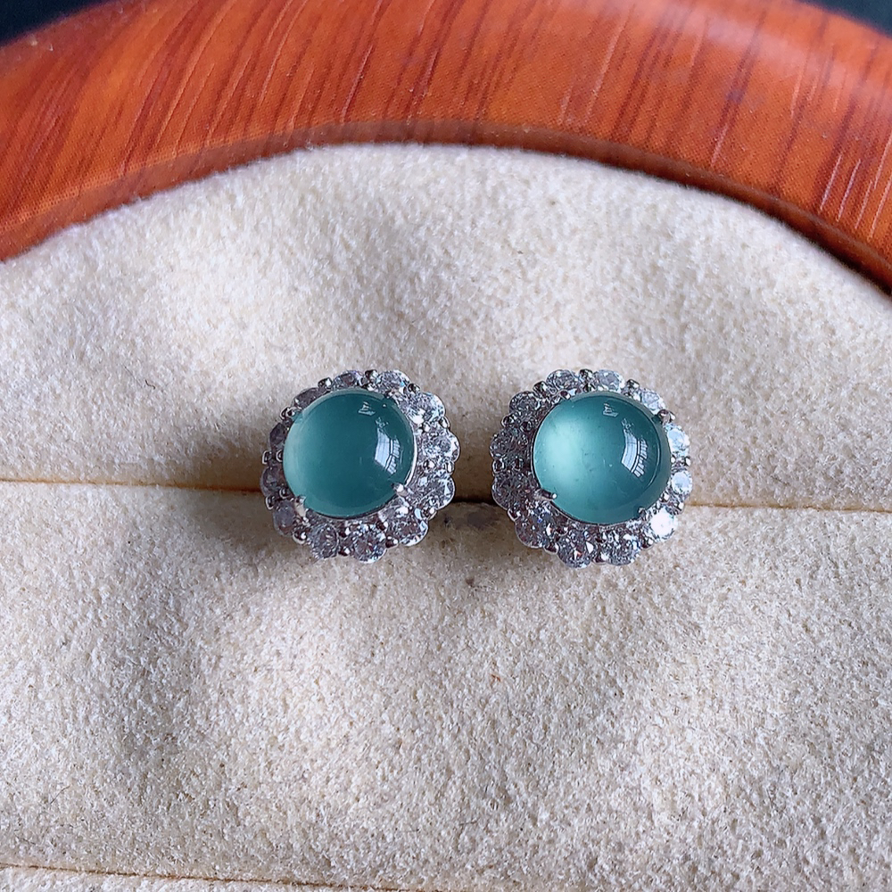 冰晴水翡翠925银镶嵌耳钉，自然光实拍，翠色灵动，颜色漂亮，种老水足，品相佳，佩戴佳品！W481.8  取一整体尺寸：9-7.6mm  裸石尺寸：6mm