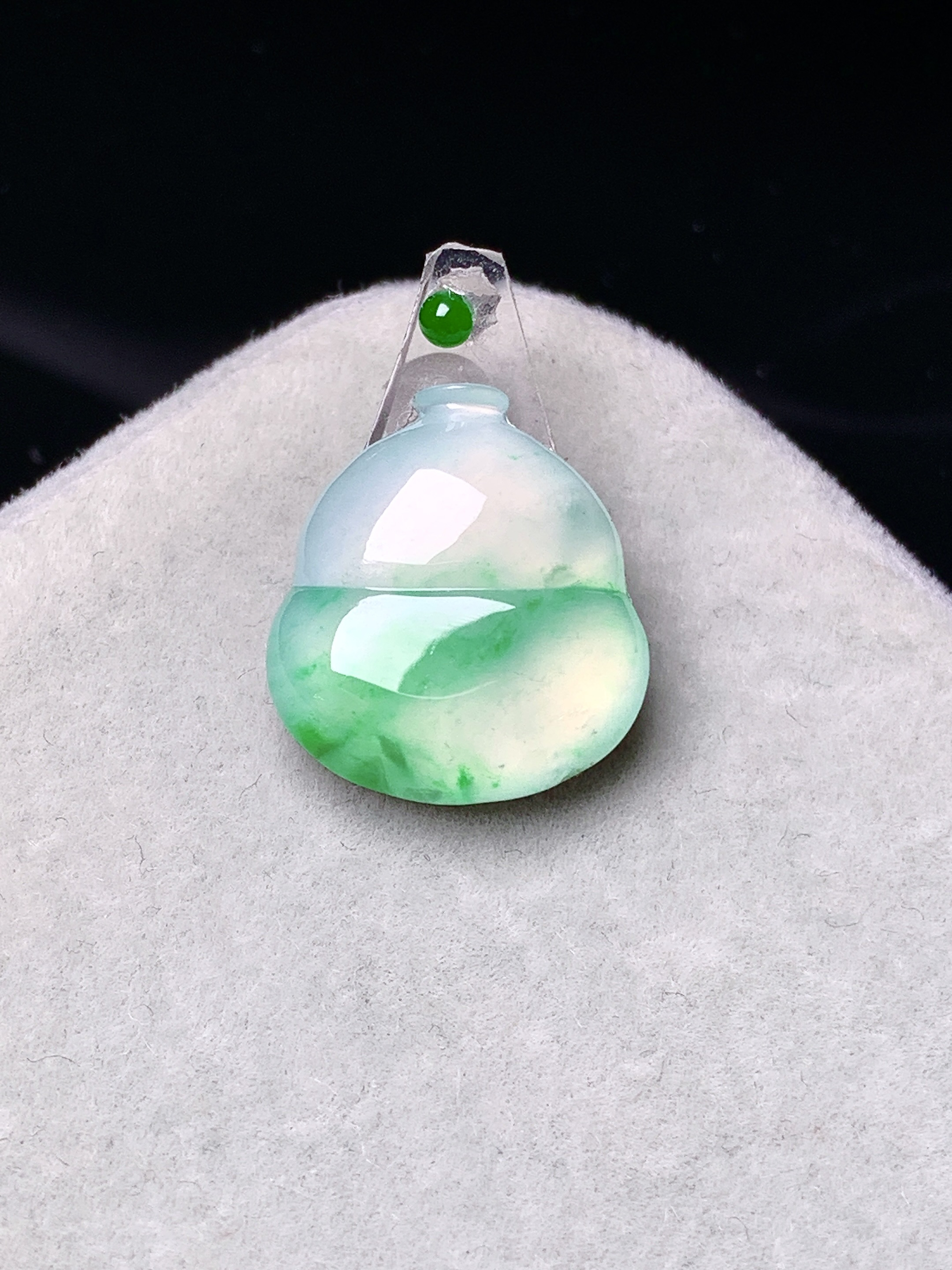 镶嵌款 冰种飘绿葫芦吊坠 玉质细腻 色泽艳丽清新 水润亮眼 整体尺寸16.2*14.8*4*2x