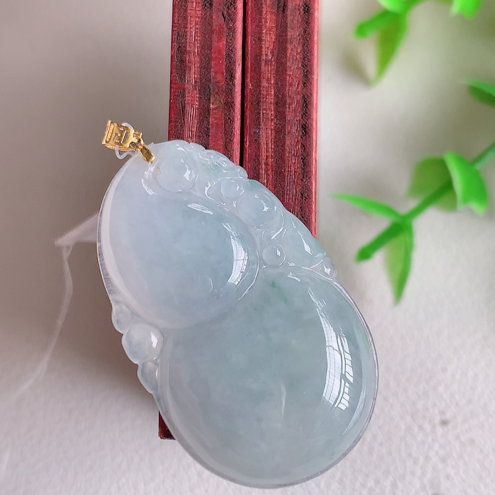 18k金扣冰润葫芦翡翠吊坠  寓意“福禄双全，加官进爵，财源滚滚” 莹润通透，抱满大气  清新脱俗 