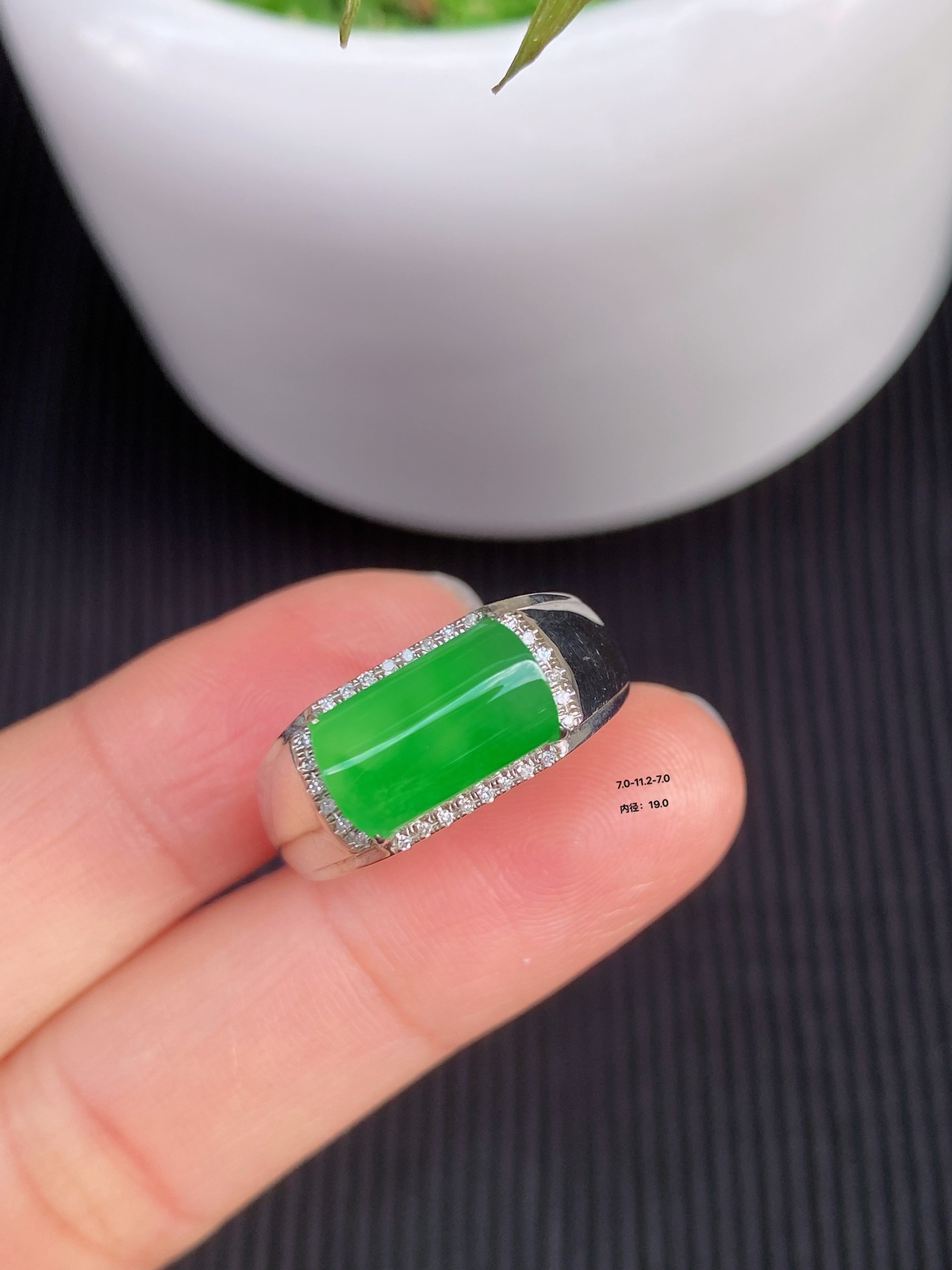 满色马鞍戒 
冰种满绿，色泽鲜亮，质地细腻水润
18K金镶嵌，简约大气
马鞍造型寓意“马上平安”，象征稳重与成功