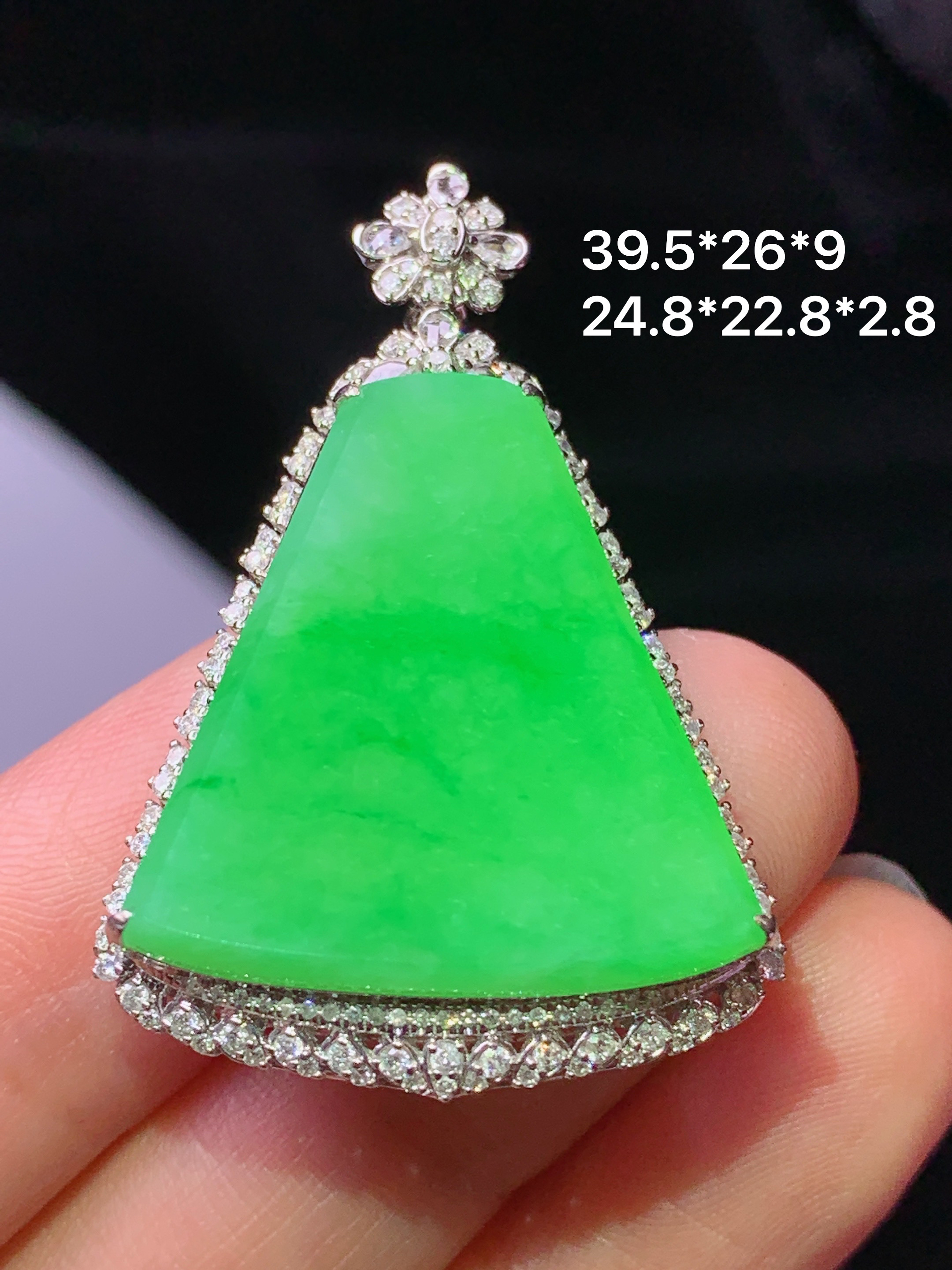 18k金钻镶嵌翠绿无事牌吊坠 玉质细腻 色泽艳丽清新 水润亮眼 整体尺寸39.5*26*9j2