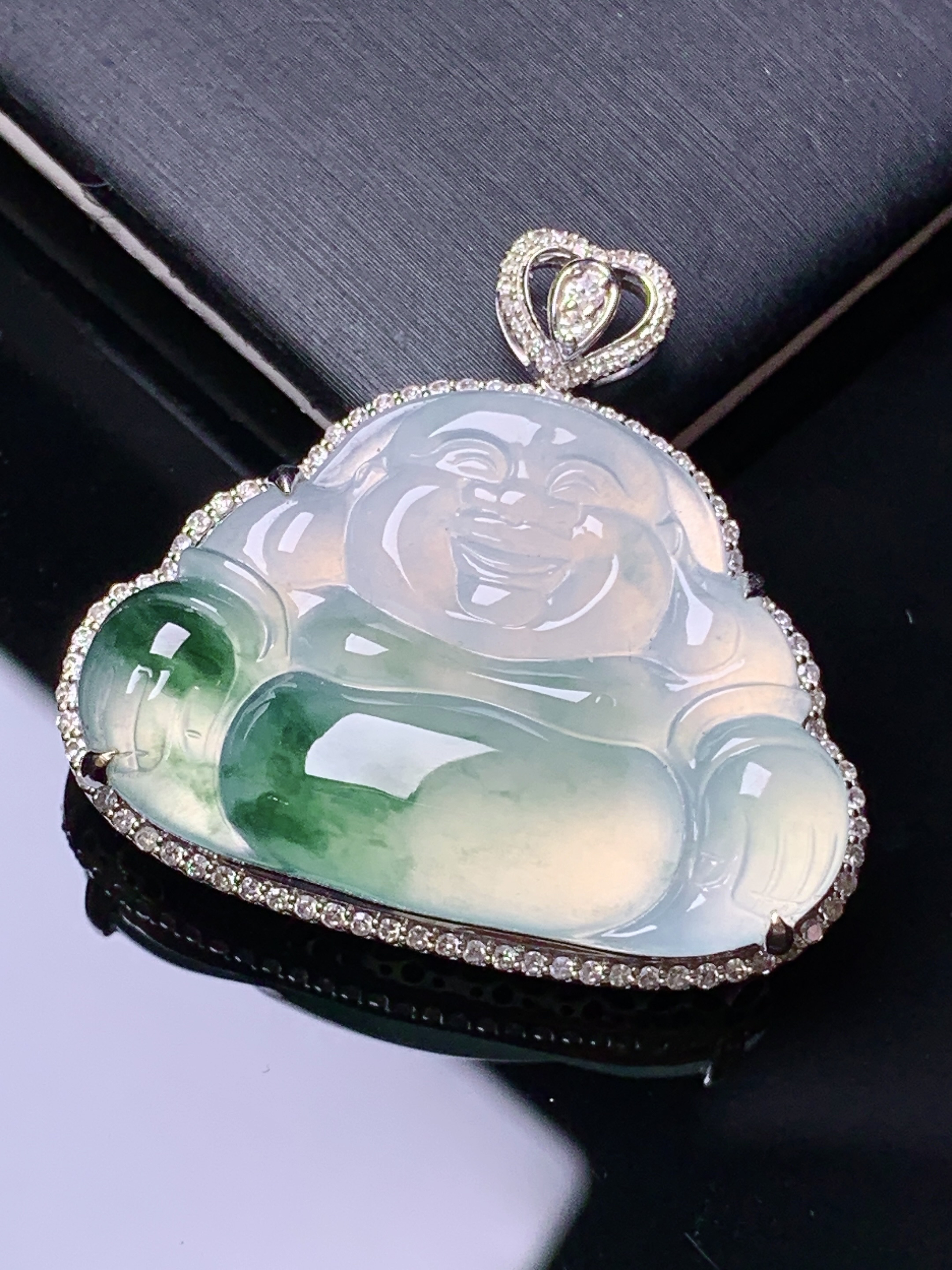 18k金钻镶嵌冰种飘绿佛公吊坠 玉质细腻 色泽艳丽清新 水润亮眼 整体尺寸29*32*8.6y4