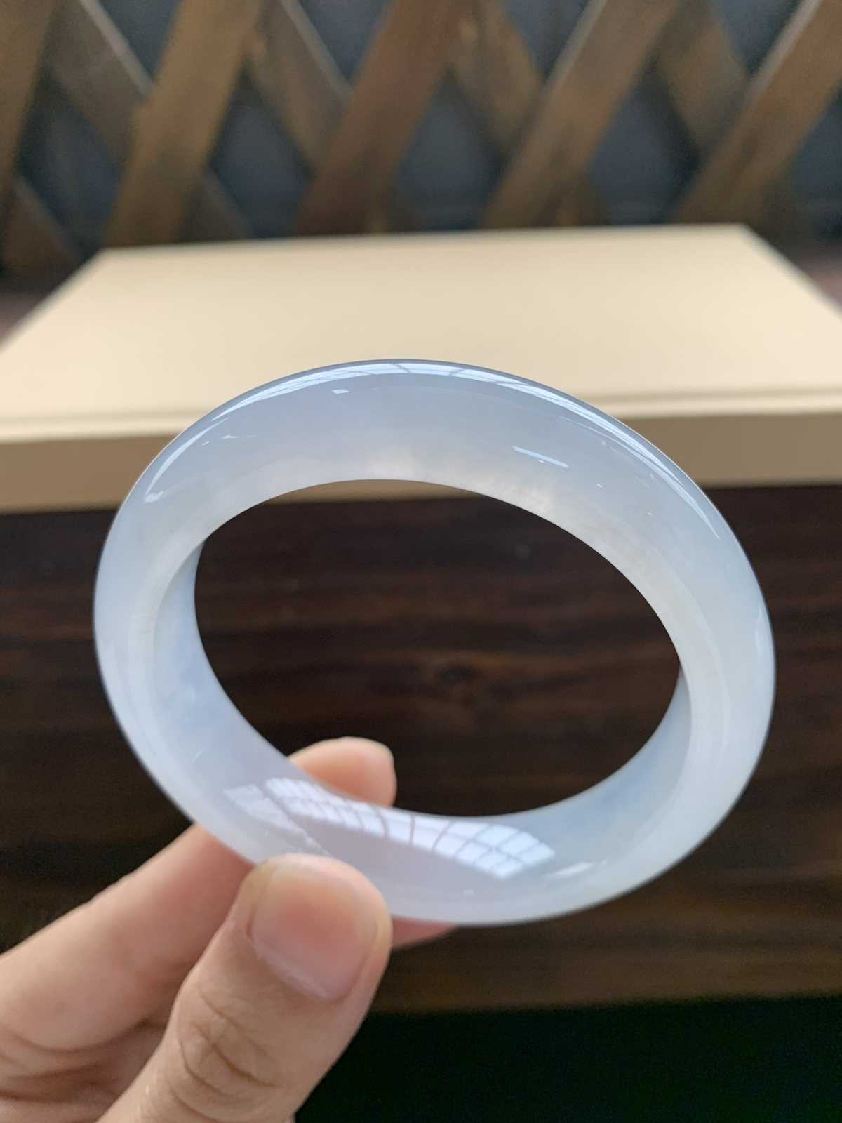 冰种白月光手镯。小手福利价，特别好看，性价比高，冰丝不显。