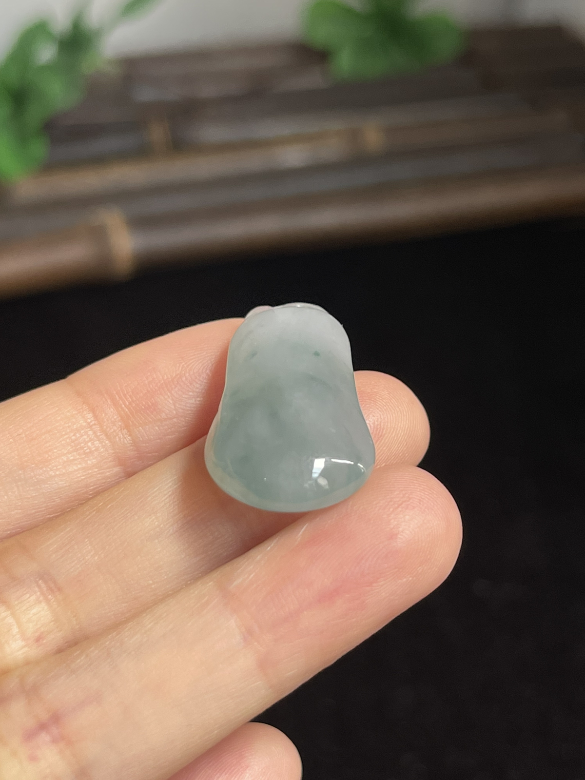 翡翠冰糯种浅绿色福瓜