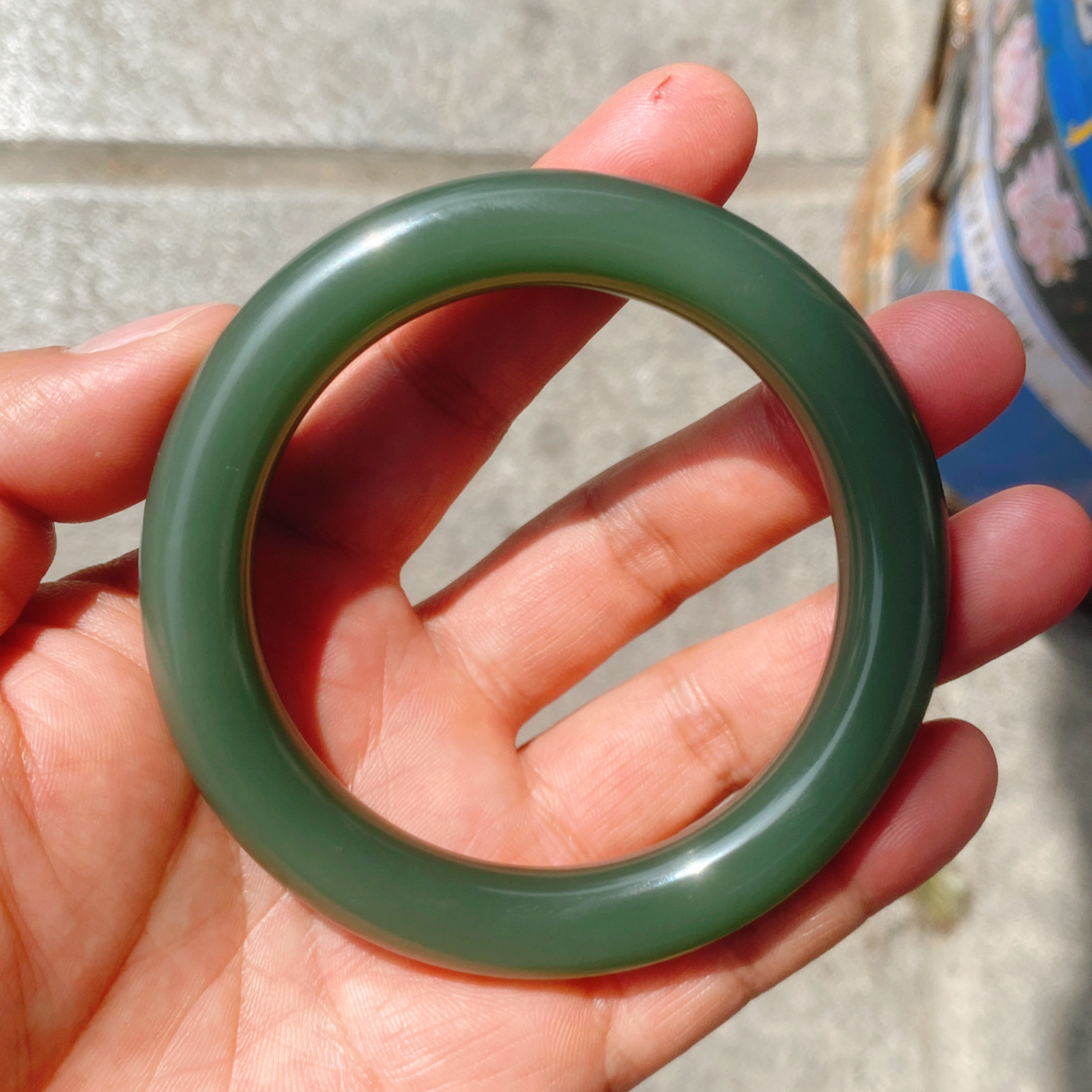 臻品圈口61/11和田玉俄罗斯碧玉冰底鸭蛋青圆条 玉质细腻油润。手推出油。品相大气