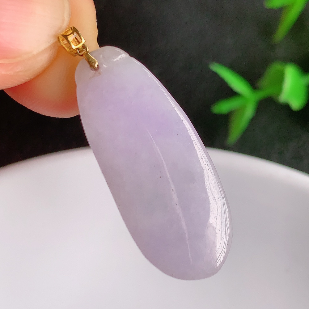 18k金扣冰润紫罗兰福瓜翡翠吊坠，呱呱来财，福气满满的美好寓意，清新自然  沁人心脾，造型独特，清秀高雅  W49.8  尺寸：29.3-12.3-5.6mm