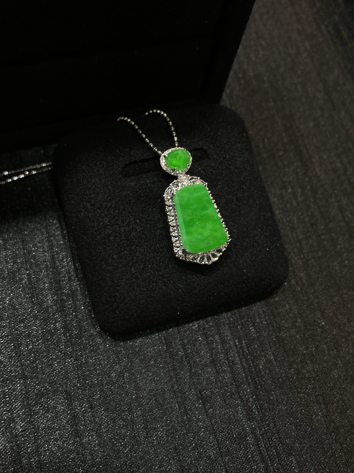 满色 阳绿 飘色花 无事牌吊坠

18k金镶嵌