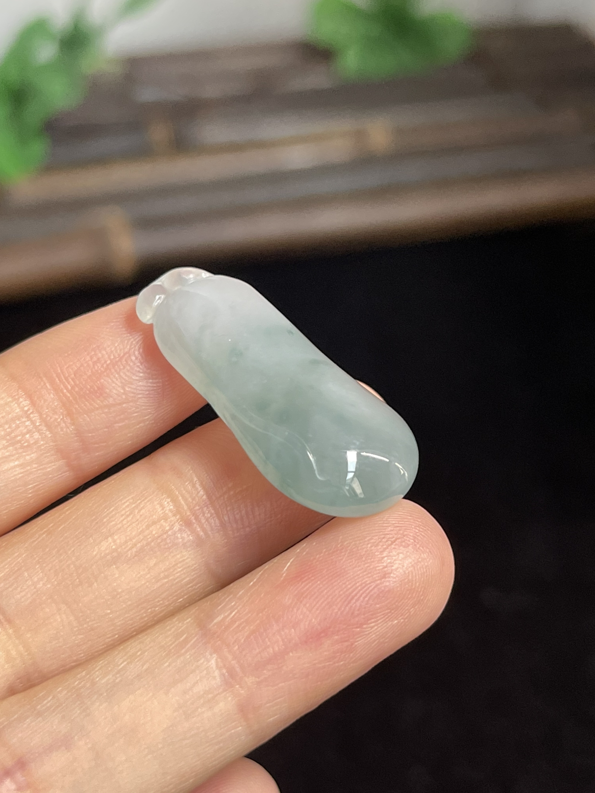 翡翠冰糯种浅绿色福瓜