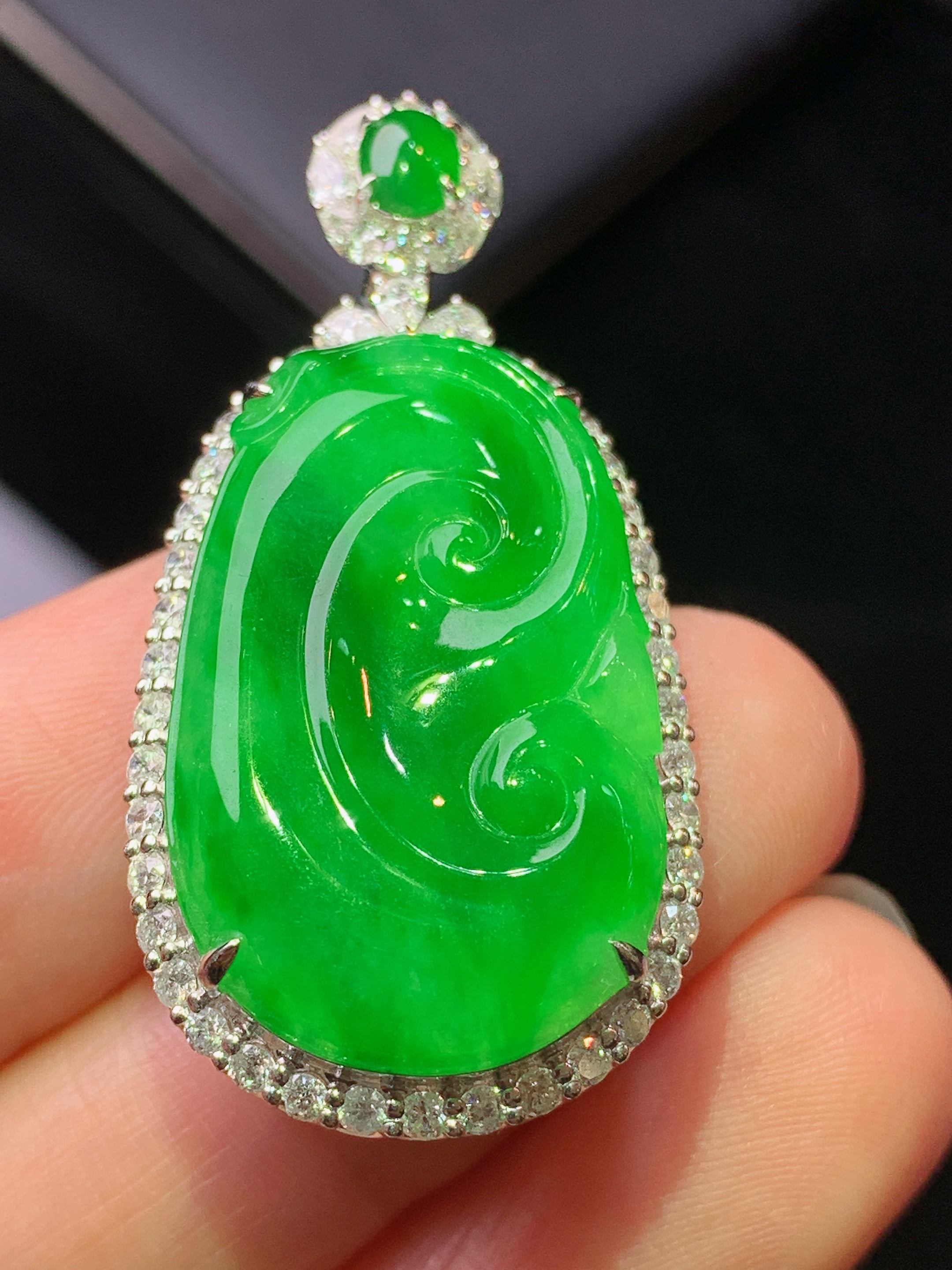 18k金钻镶嵌满绿如意吊坠 玉质细腻 色泽艳丽清新 水润亮眼 整体尺寸39*19.3*9.3z1