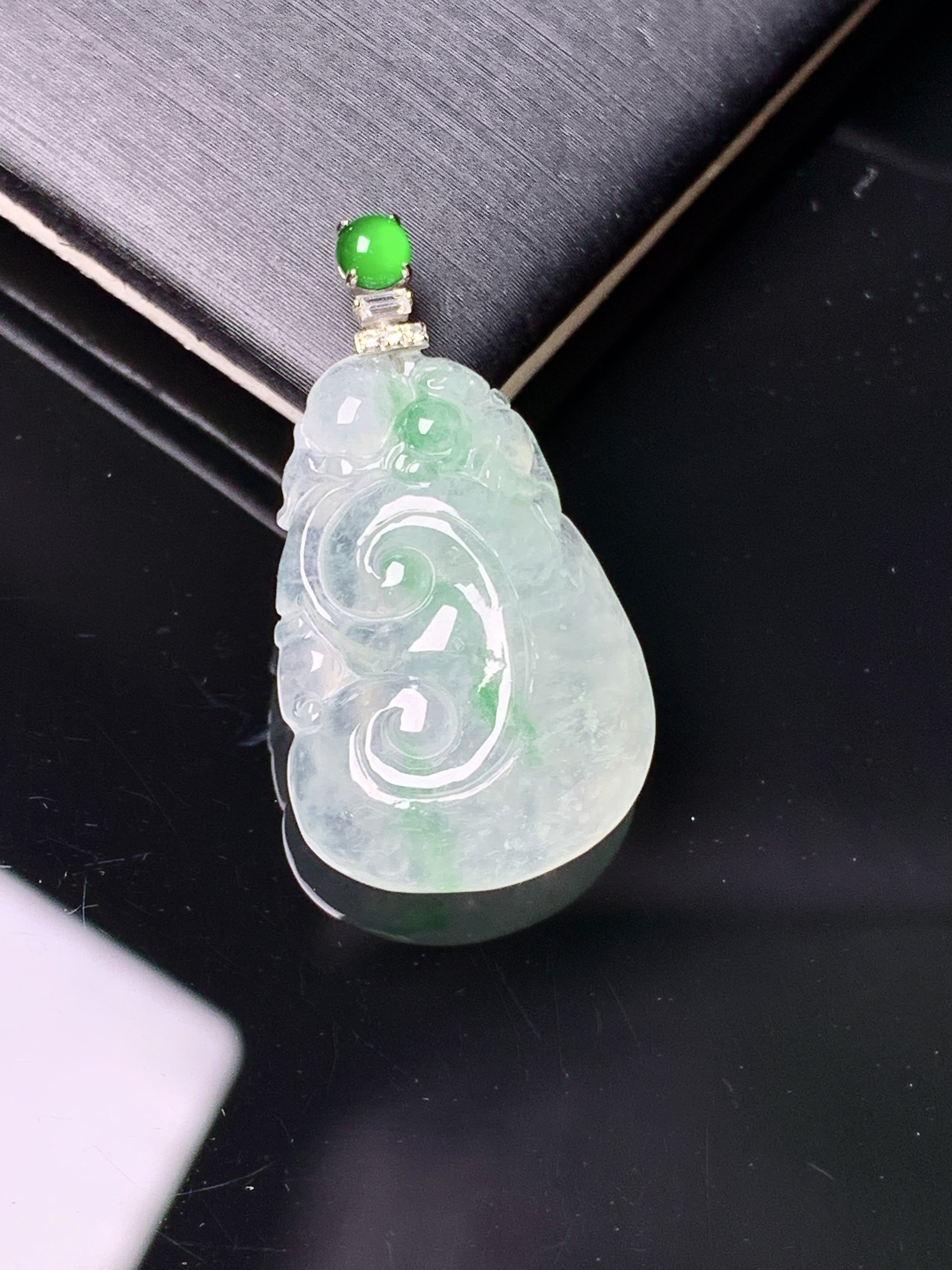 18k金钻镶嵌冰种飘绿如意吊坠 玉质细腻 色泽艳丽清新 水润亮眼 整体尺寸27.7*15.7*6.2