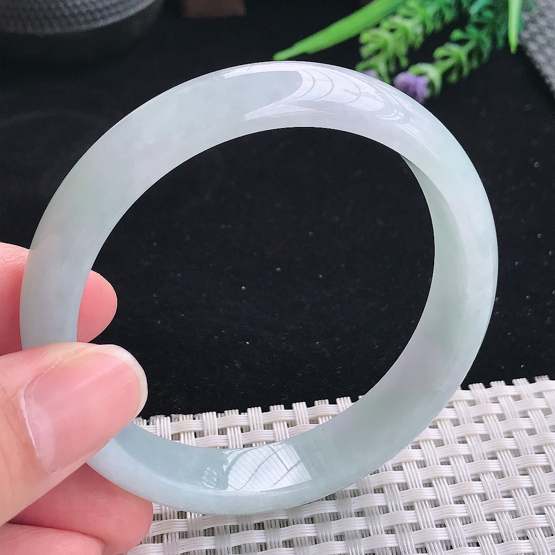 实拍A货翡翠59.5/13.8/7.6老坑秀气冰润浅绿手镯宽边玉镯平安镯美人镯