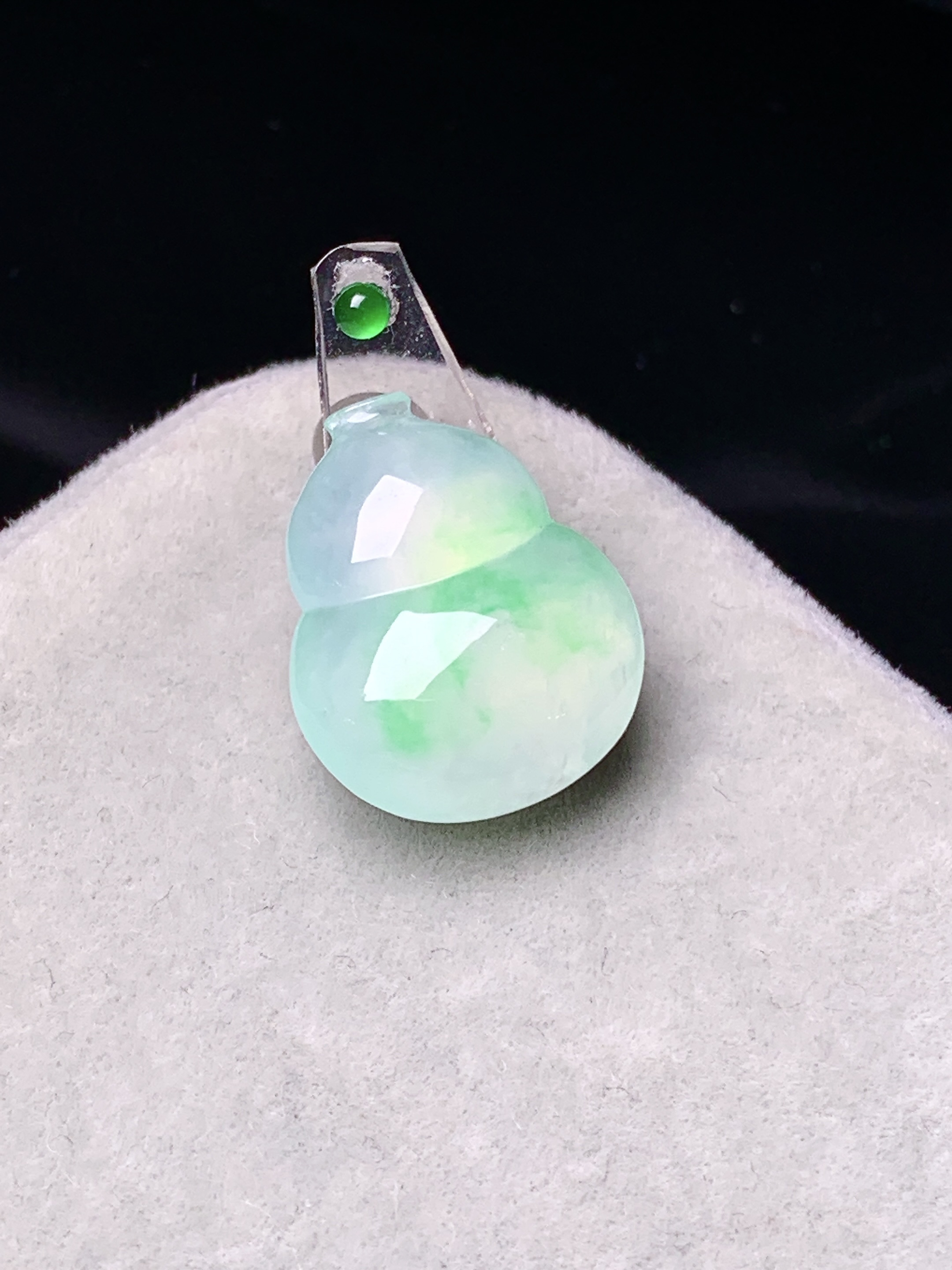 镶嵌款 冰种飘绿葫芦吊坠 玉质细腻 色泽艳丽清新 水润亮眼 整体尺寸16.5*13.3*4.8*2x