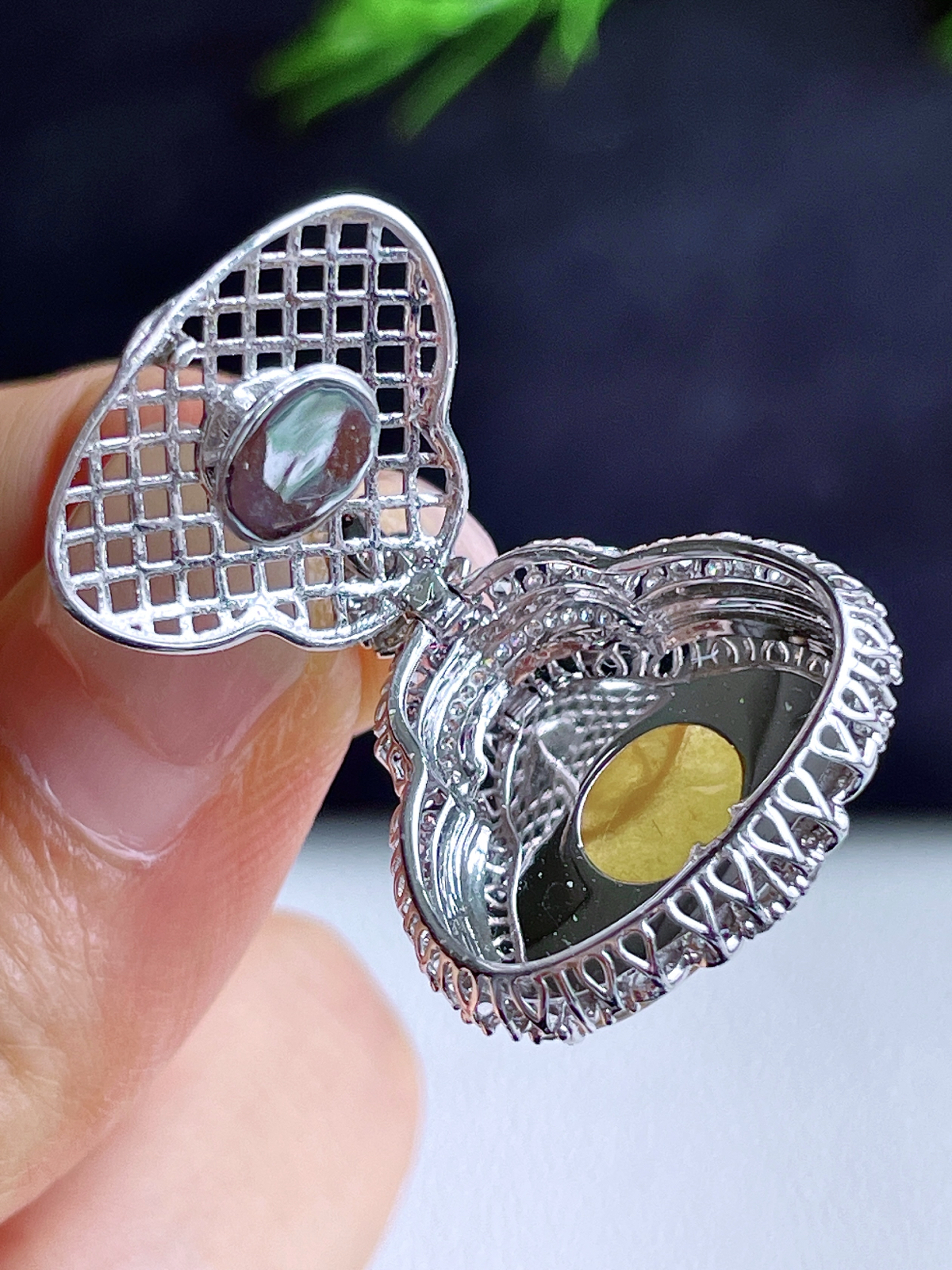 【镶嵌】高冰黄翡佛公吊坠  
【说明】缅料 18k金镶嵌 性价比高  
【整体】26.8-22-10.3.