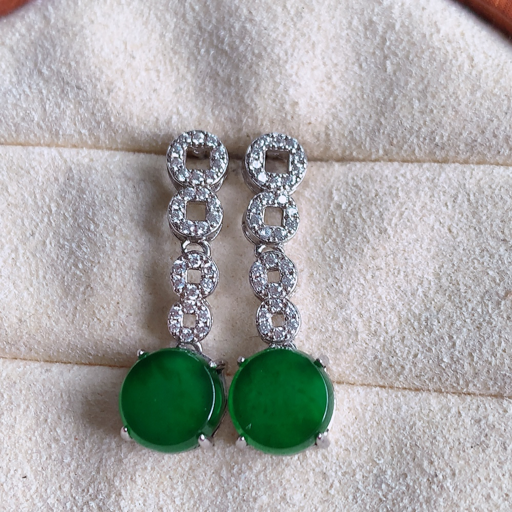 冰满绿翡翠925银镶嵌耳钉，自然光实拍，翠色灵动，颜色漂亮，种老水足，品相佳，佩戴佳品！W481.8