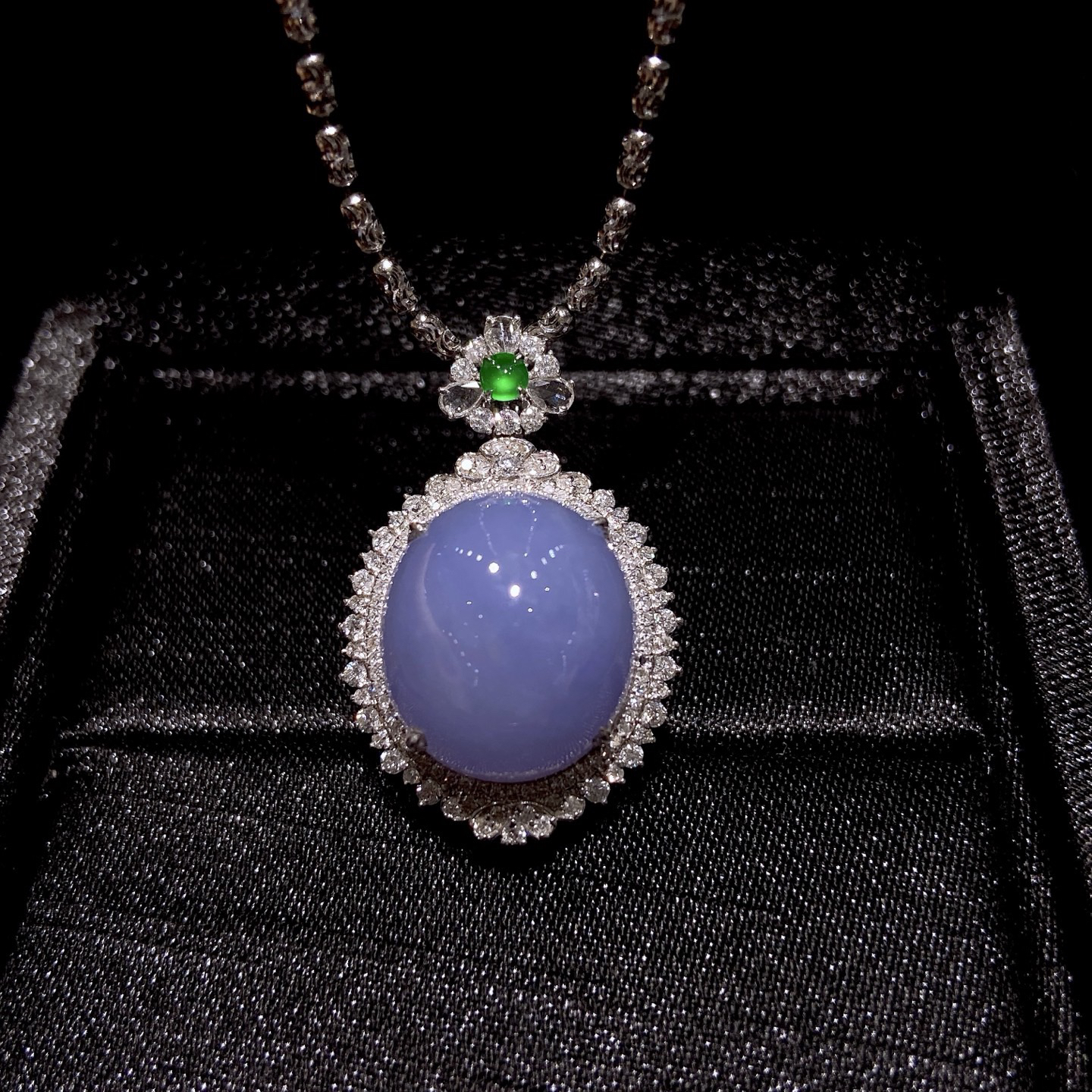 ｜冰种紫罗兰蛋面吊坠·

整体尺寸30.3-19.4-13.8毫米
裸石尺寸15.8-13.8-8.9毫米