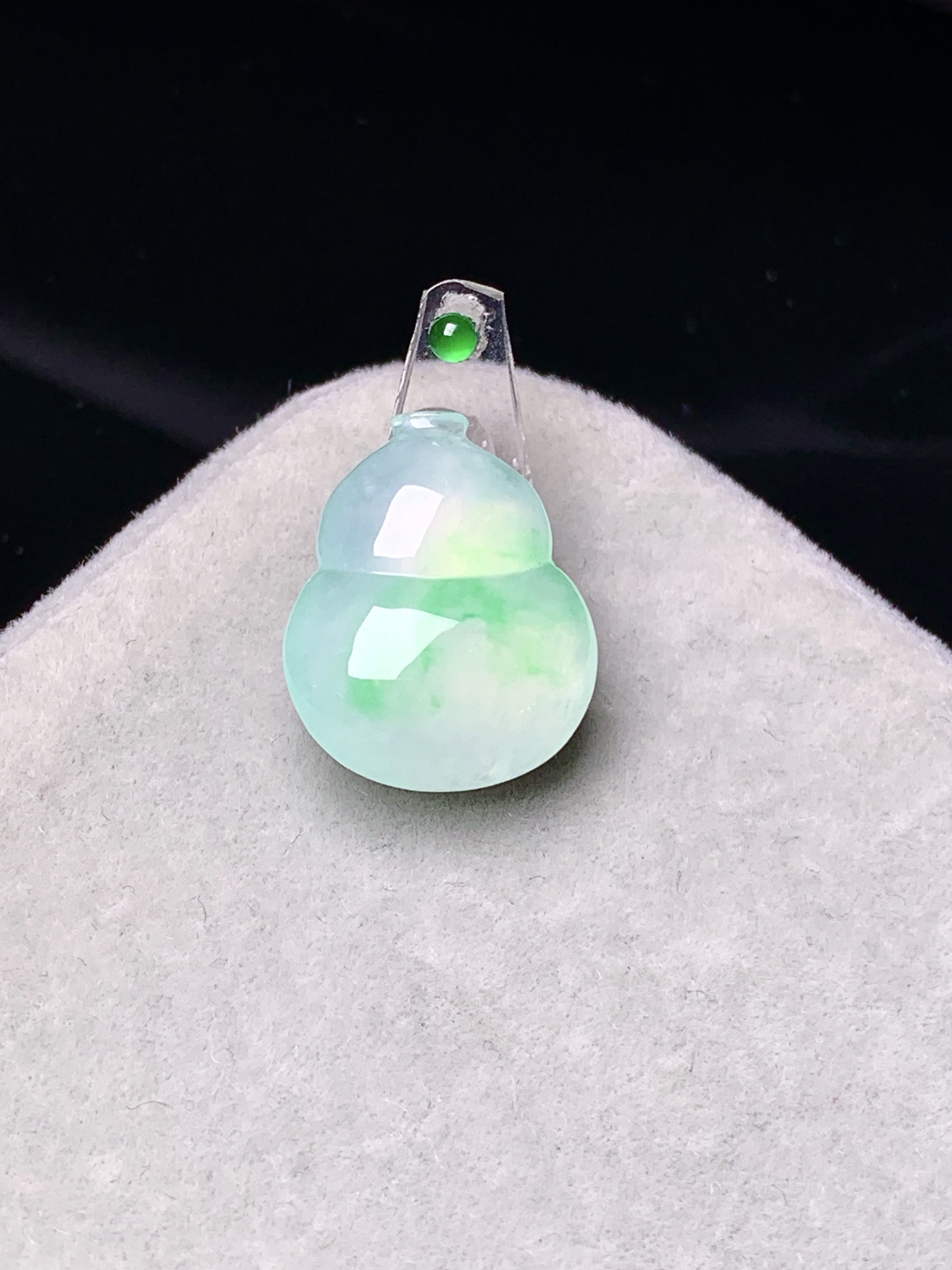 镶嵌款 冰种飘绿葫芦吊坠 玉质细腻 色泽艳丽清新 水润亮眼 整体尺寸16.5*13.3*4.8*2x