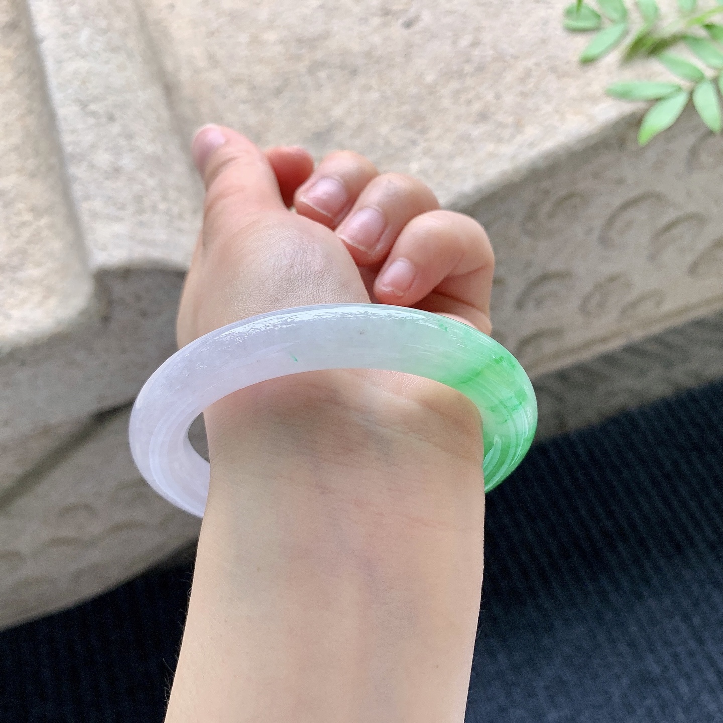 圆条57 58 【圈口】58/10.2/10.6 【编码】HT041026 【描述】冰糯辣阳绿，色辣，水润，种老，细腻，打灯有棉线