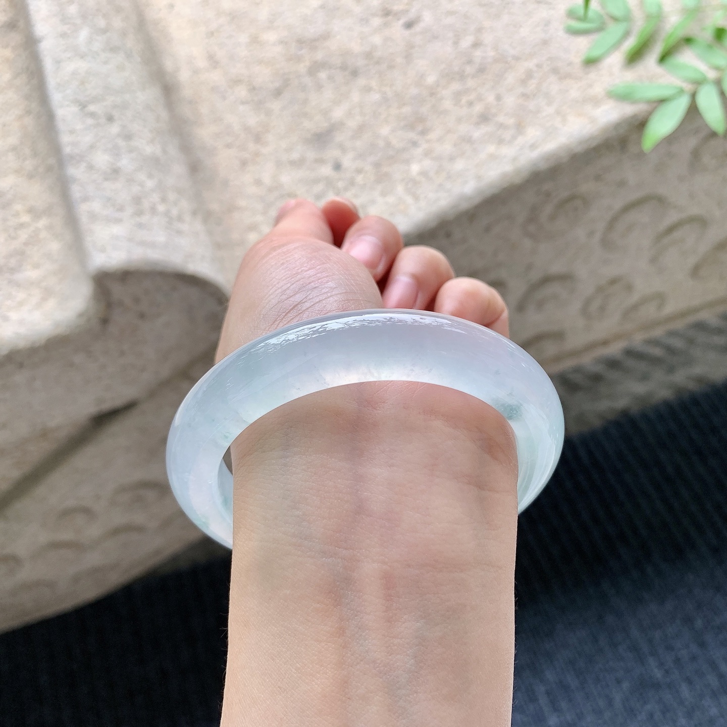 正圈58 59 【圈口】59.2/12.4/10.2 【编码】T9041032 【描述】冰种飘花，清透，水润，种老，细腻，打灯有絮线