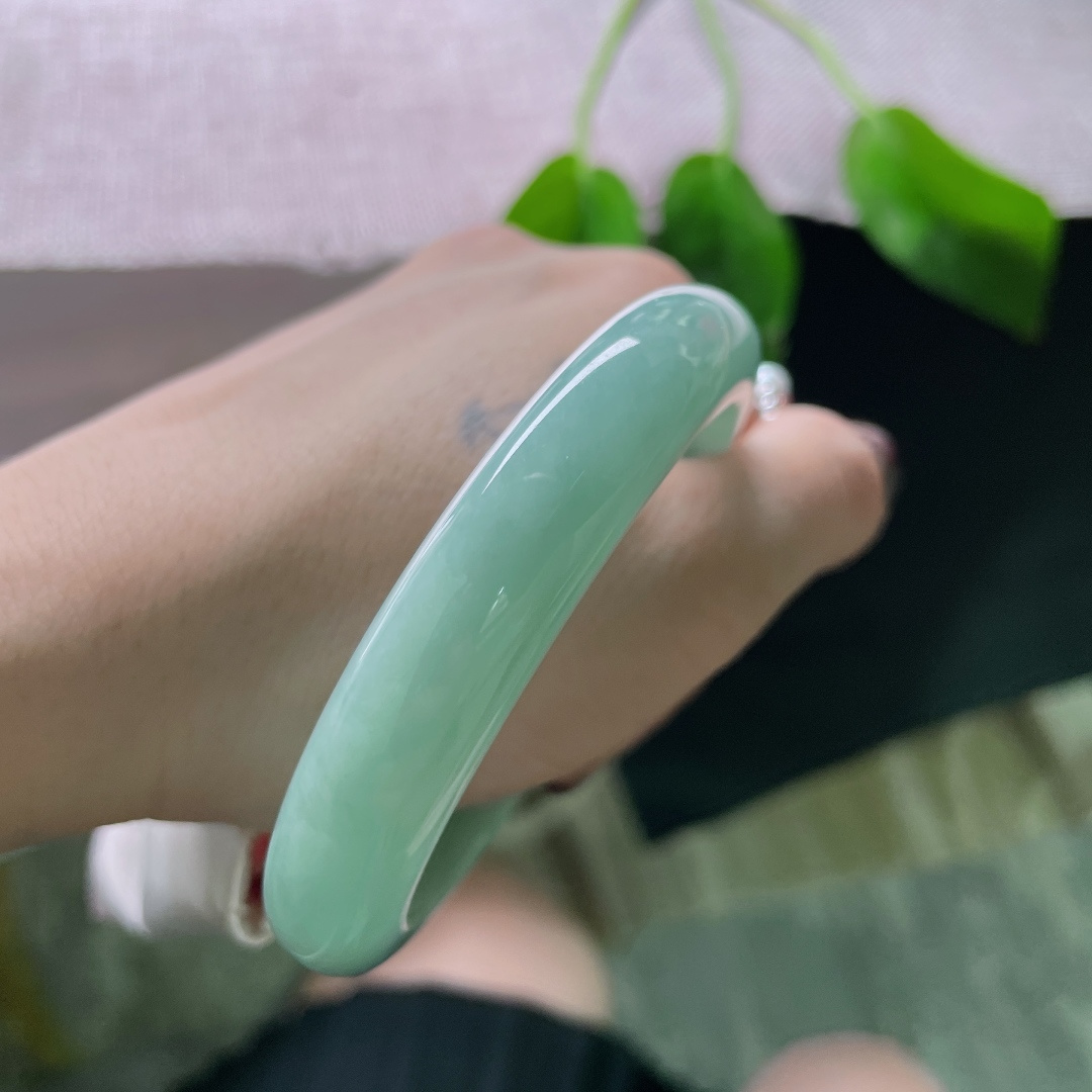 58/12.2/8.5绿底正圈，水润，质地温润细腻，干净清爽，柔美动人