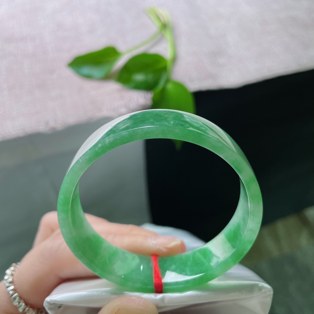 52/13.6/4.2，绿底正圈，方镯，水头好，圆弧内里，温润贴合，是与你相契的柔肠。一点皮纹，ss50205a