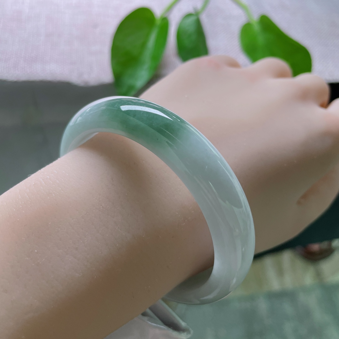 55.7/13.4/7.7油青正圈，水润细腻，一抹绿色，婉间温婉，贵气。，ss49280a