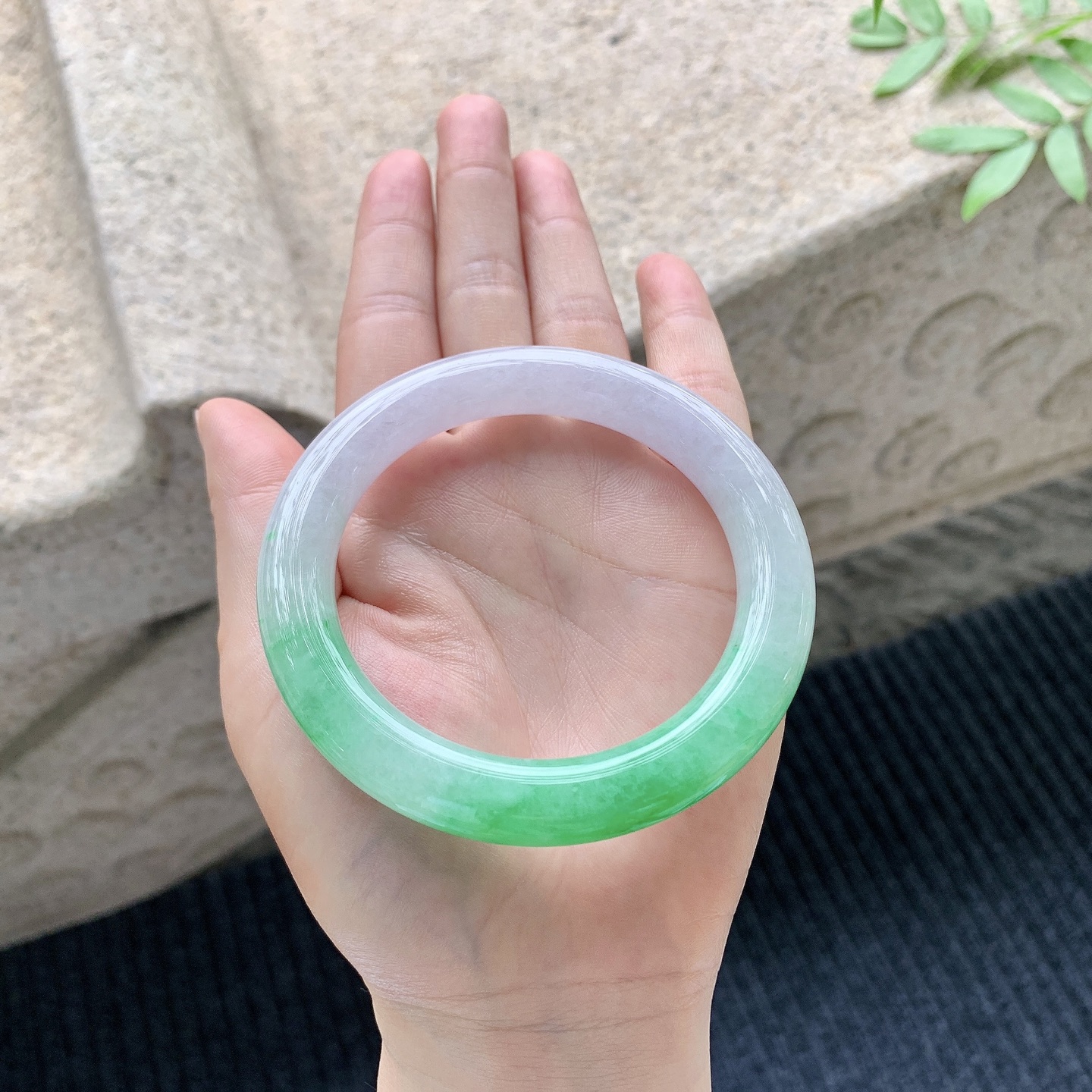 圆条57 58 【圈口】58/10.2/10.6 【编码】HT041026 【描述】冰糯辣阳绿，色辣，水润，种老，细腻，打灯有棉线